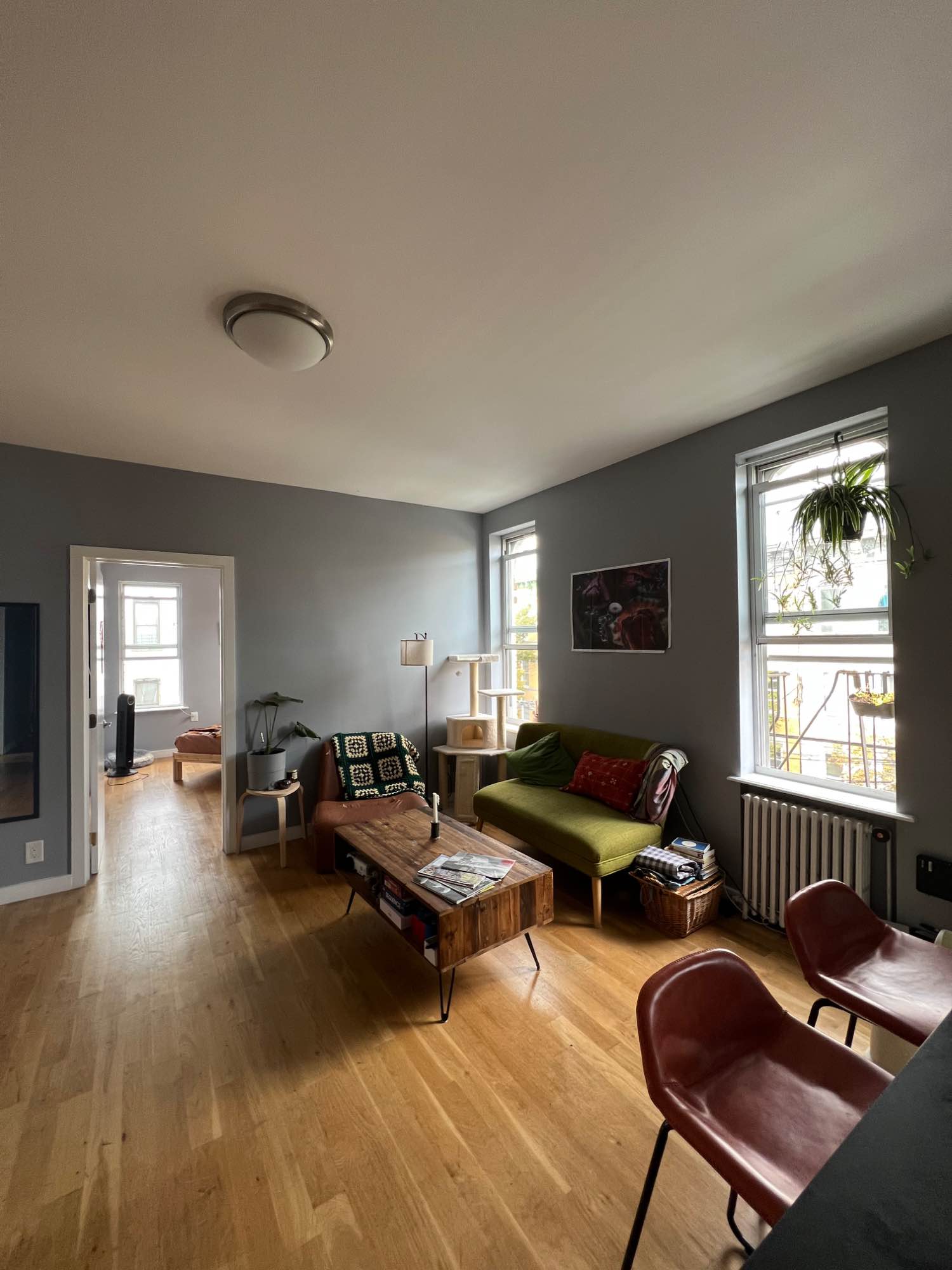 I'm looking for a subletter for my room in Ridgewood starting October 24th through November (the dates are flexible)! It's a three bedroom apartment so you will be living with my two roommates, and two really cute cats! The apartment is in an amazing location with lots of coffee shops, restaurants, bars, and grocery stores nearby. Appliances are very new and the place is in great condition. We have a big living room and kitchen and lots of storage space!
-$1,200/month including utilities
-3 bed, 2 bath
-dishwasher
-lots of natural light!
-central heating and AC
-laundry in building
-very close to the M and L trains
-above a bakery!
Message me with any questions or to set up a time to come see the place and meet us!