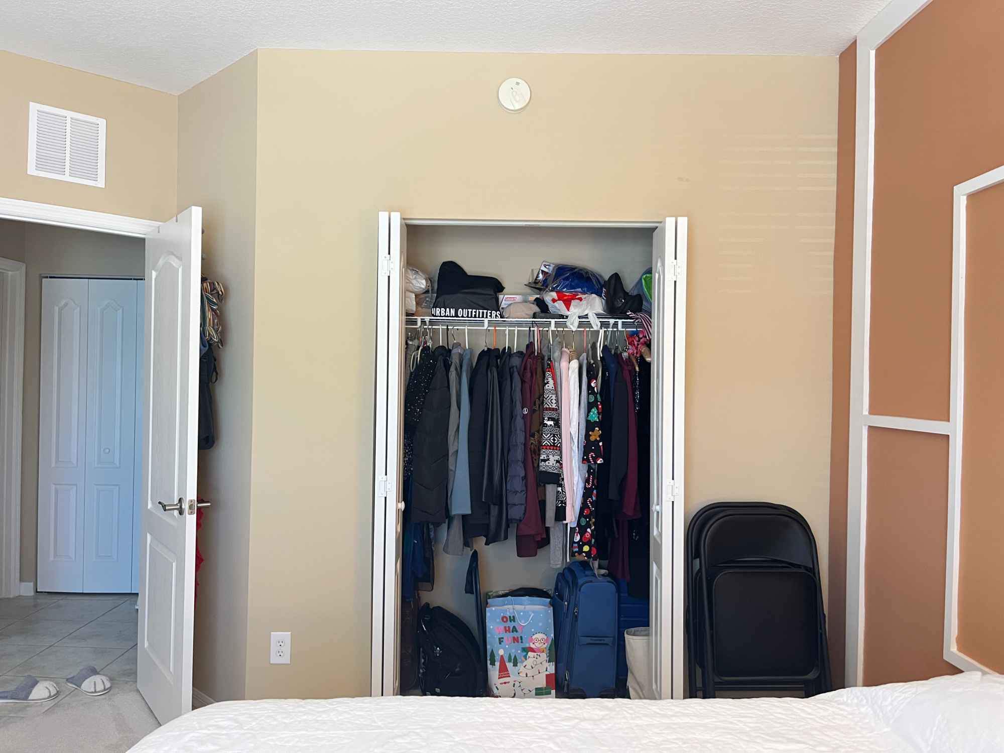 Seeking an amiable roommate to share my 2/2 condo located close to downtown Winter Garden and the West Orange Trail. This is a gated community with street parking available. You will have access to the community pool and basketball courts. There is a coffee shop within walking distance.

You will have a private room (minimally furnished with a Queen bed, table & chairs) and exclusive bath (with the exception of occasional guests). 

A staircase brings you up to the main living area with a balcony that faces the neighborhood.

I am at home a majority of the time currently and am happy to offer a tour of the property if we appear to be a suitable match!

*Will consider small pets on a case to case basis. Must be quiet and tidy. Non-smokers only.