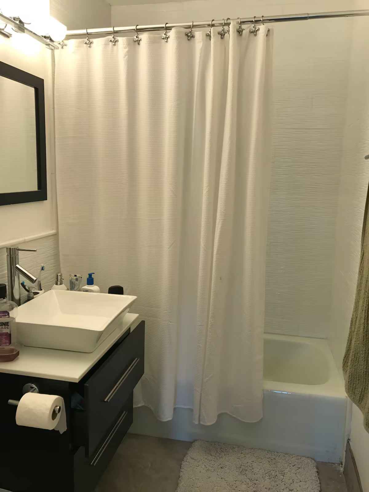 Well located, central to everything. Roosevelt Island is a beautiful, safe and comfortable place in the heart of New York City. You can easily reach Roosevelt Island by the F train or take the Roosevelt Island Tram. The room is super clean, very safe & quiet. You can easily reach a Grocery store, pharmacy, diner, Starbucks. Roosevelt Island is the best place in New York.

Our apartment is cozy, safe quiet, and you will enjoy our home because it will feel like your home.
Guest access. We have 2 lovely Cats and they usually spend time on the living room.
The apartment is really cool. You can bring your own food and cook!
During your stay
I am renting because I'll be working overseas. My roommate will be here for you. She's an amazing person and she will be able if you need anything