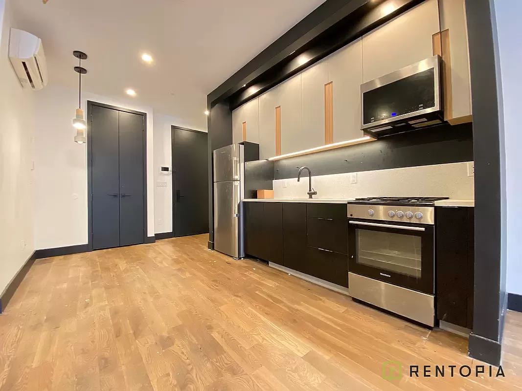 Hi Everyone! My roommate Troy, my cat Zuko, and I are looking for someone to move into this GORGEOUS duplex apartment with us.

I’m 25, Zuko is 5, and Troy is 26. We’re both very laid back people that also like a clean home. We’re also understanding of people getting busy but as long as the effort is there to have a clean space, we’re fine. We both work during the week and go into an office! We go pretty back and forth on cooking and ordering but J personally love baking and sharing my creations with roomies! Unfortunately, my cat is not great with other animals so no pets please.

About the apartment:
3 bedroom 2 Bathroom duplex. We’ll be taking the rooms downstairs so the room upstairs (pictured) is up for grabs! The building has AMAZING amenities including: furnished rooftop, rec room (w/ TVs and a pool table), two gyms, laundry room, elevator, and more!
You will need to commit to being there through the duration of the lease. Signing onto the lease is not required but people who are okay with signing on will be preferred.

Please feel free to reach out with any questions/for more info! I have a video for reference :)

Thanks in advance! Looking forward to meeting you.