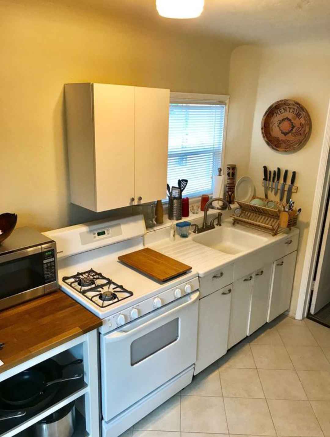 I have a private Studio, FULLY FURNISHED/ ALL UTILITIES PAID/NEWLY RENOVATED with private (back) entrance, and you'll easily make your way around the neighborhood on foot, bicycle, or using a car.
Furnished with everything in the picture, Negotiable if furniture is not needed, rent can be reduced instead. There are also plenty rideshare options to take advantage of. Flexible leasing options... month to month, 6 months, or year.
Fully stocked Kitchen (stove, refrigerator, microwave).
-Laundry room (Private)
-Comfortable accommodations including brand new memory foam Leesa mattress, west elm couch, 40'' TV (netflix, amazon and hulu)
-This is an apartment that is located on the backside of the house, it is attached. It's a separate space and with a separate yard. So you have nothing to share.
-Private driveway for your car.
-Large outdoor dining table, perfect for eating outside on a nice night or having your morning coffee beneath our pecan tree.
-Community driven neighborhood, safe and walkable.
-Washer/Dryer Included in unit.