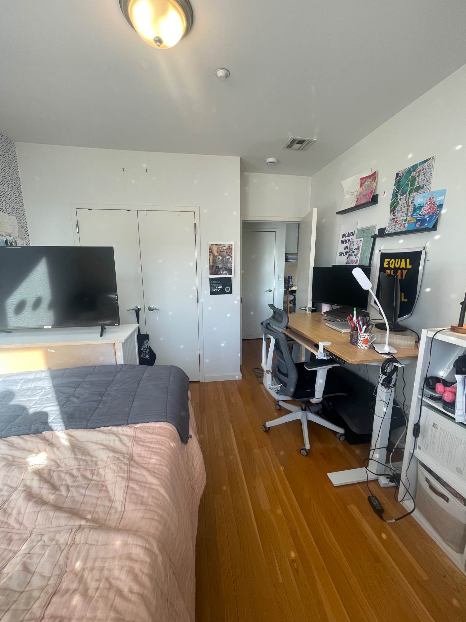 Two young professionals looking for a clean, kind third roomie for a duplex in GP! Between 2 stops on the G and close to Manhattan Ave/lots of cool restaurants and coffee shops. 

Must be comfortable signing a lease/providing proof of income and have previous roommate references.
