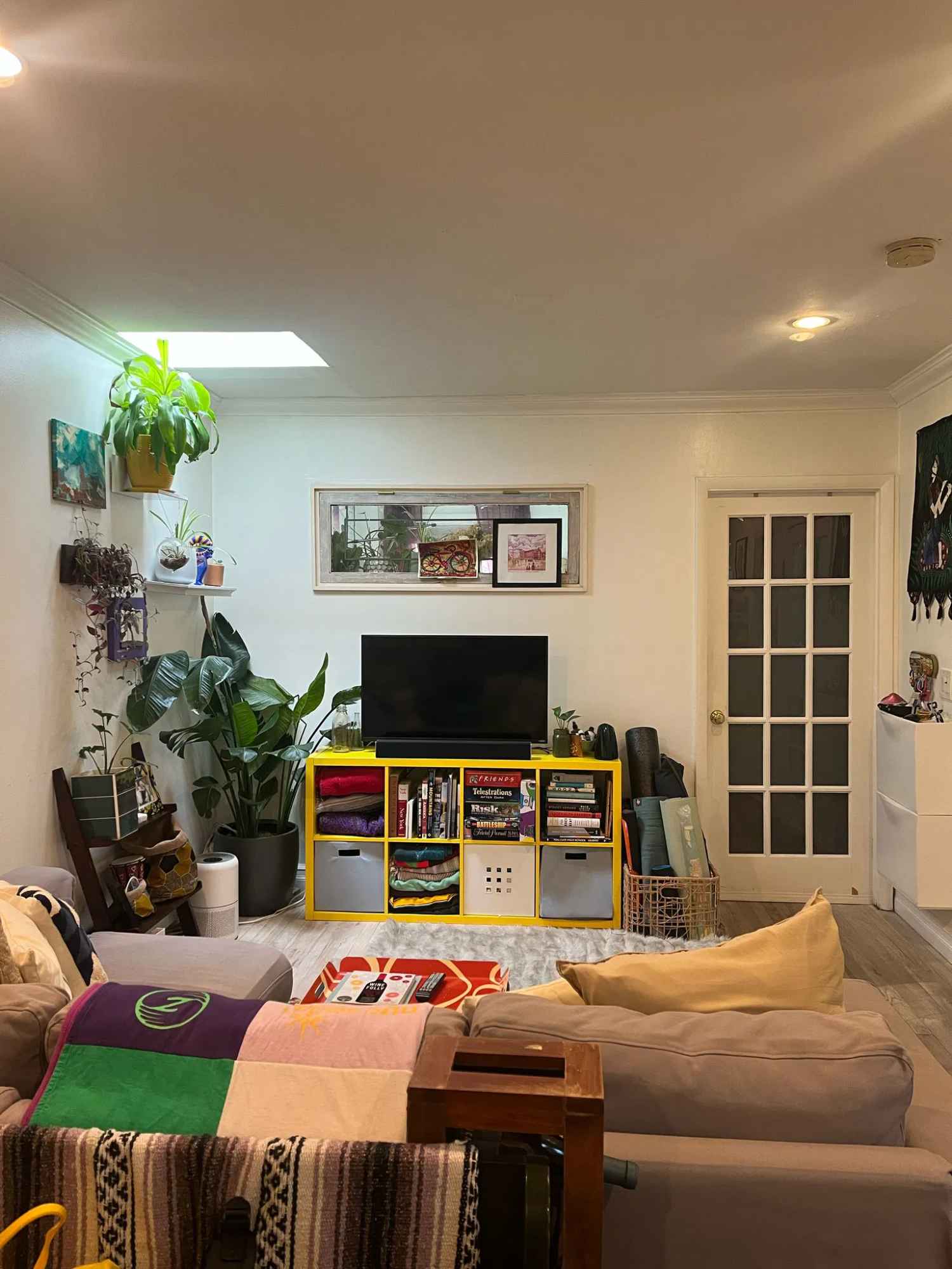 1 BR available in 2 1/2 BR/2 BA apartment. We have the entire top floor — with a private balcony filled with plants, vegetables, and even a hammock. The bedrooms are on separate sides of the apartment so it’s a sweet shared layout with tons of natural light.

Your room is the bedroom in the back of the apartment so it's very quiet (like the suburbs quiet). The room is fully furnished with a comfy queen bed, dresser, desk, walk-in closet, and Nest heater. However, you are welcome to bring your own bedroom furniture if you already have some. Own gorgeous bathroom too - fancy showerhead!

There is an in-unit washer/dryer, large and beautiful kitchen with dishwasher, and even a garbage disposal. I cook a lot so we have a great kitchen with every spice and appliance you will need — but more always welcome, we have the space!