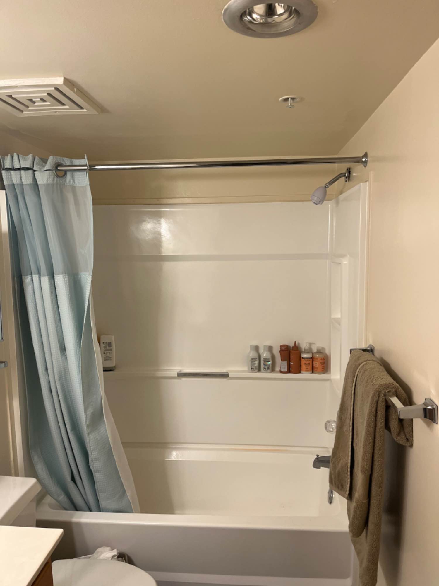 2 room available with own private bathroom, the other bedroom is located on the 2nd floor. The bedroom for rent is on it’s on floor 