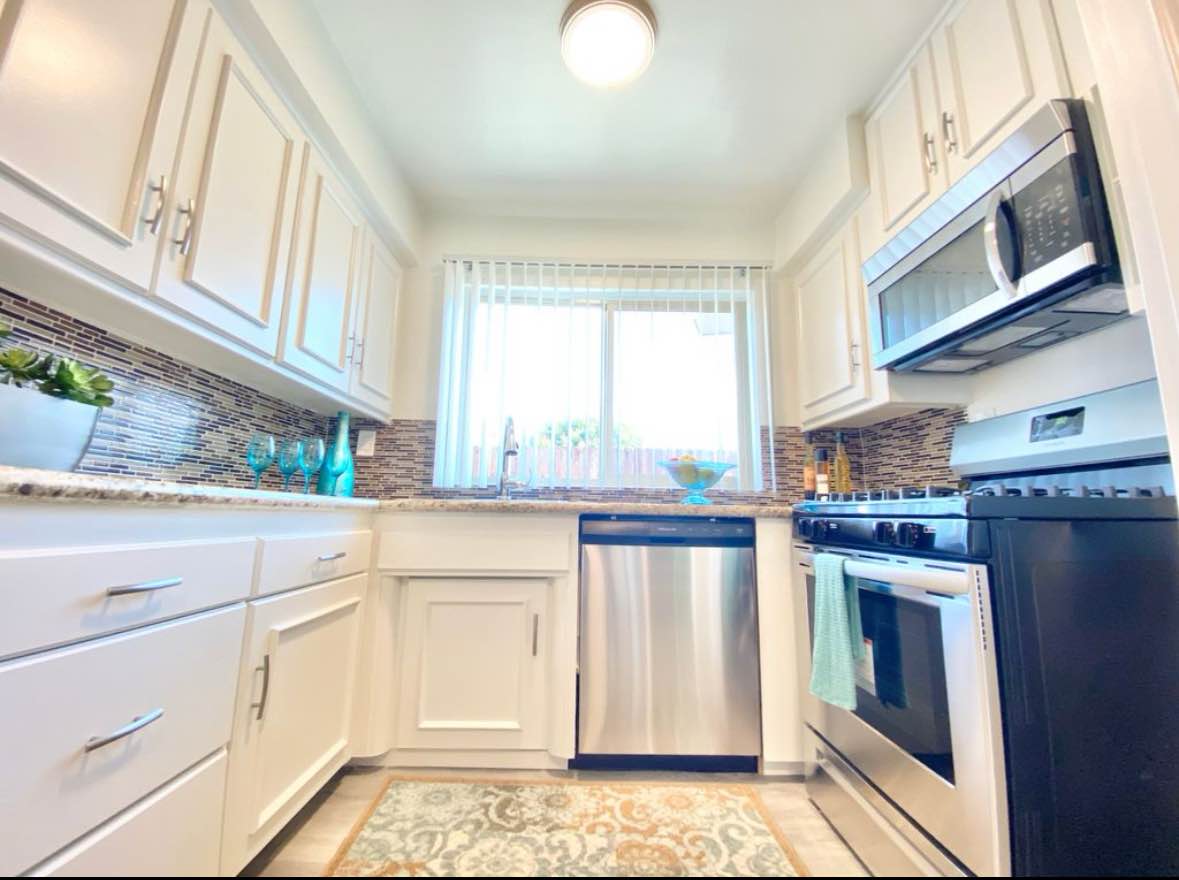 Primary suite in 3br, 2ba available ASAP. Located in the heart of Sherman Oaks. Newly renovated with great sun light. Laundry is on-site and you'll get assigned parking off the street. 