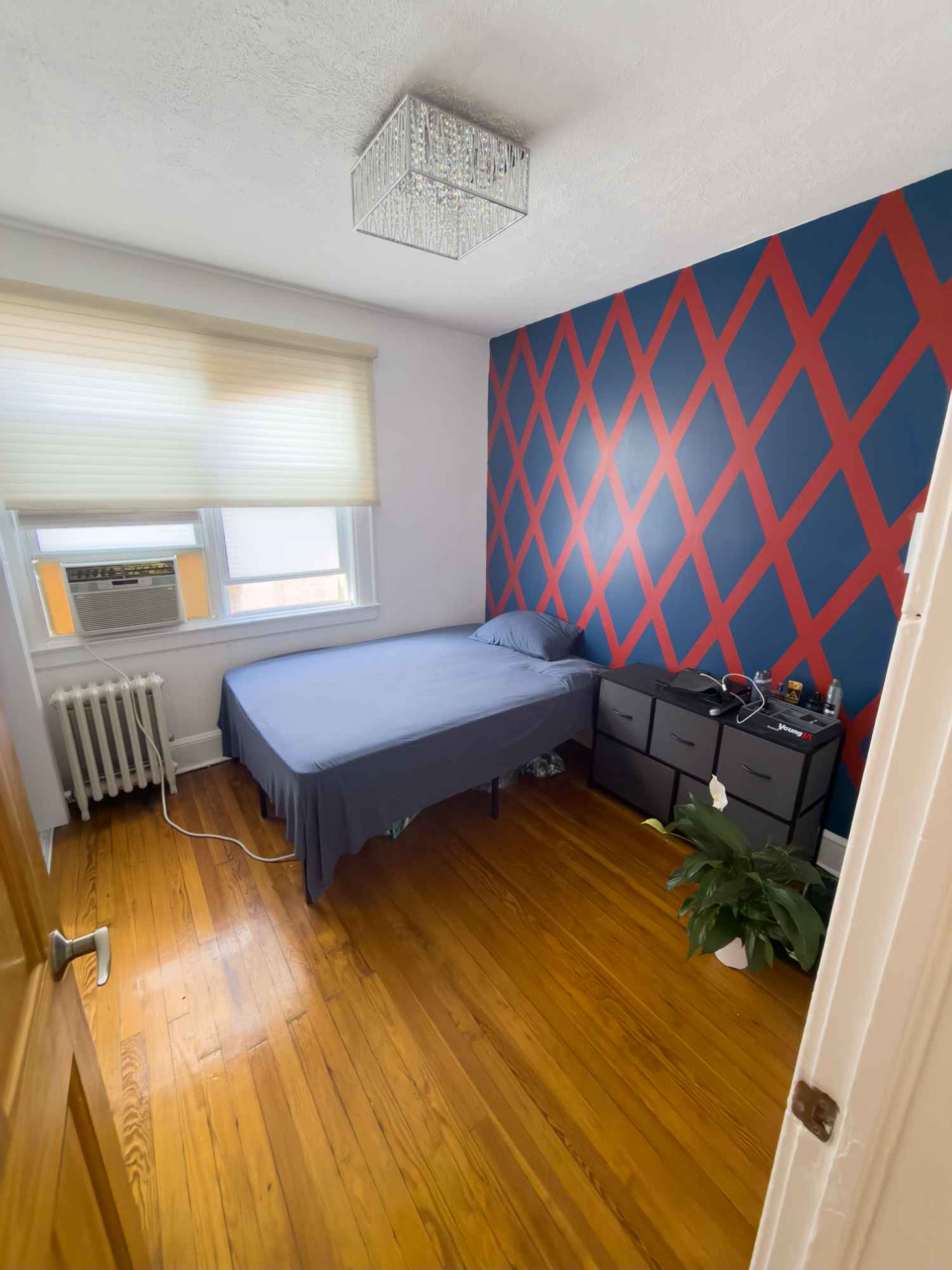 It is a nice spacious apartment with 2 bedrooms, 1 living room and 1 bathroom located in Fairview, NJ, close to bus stations with routes that get to NYC in 20 mins, laundromat 5 minutes away walking. Nice and quiet neighborhood. For further questions DM!