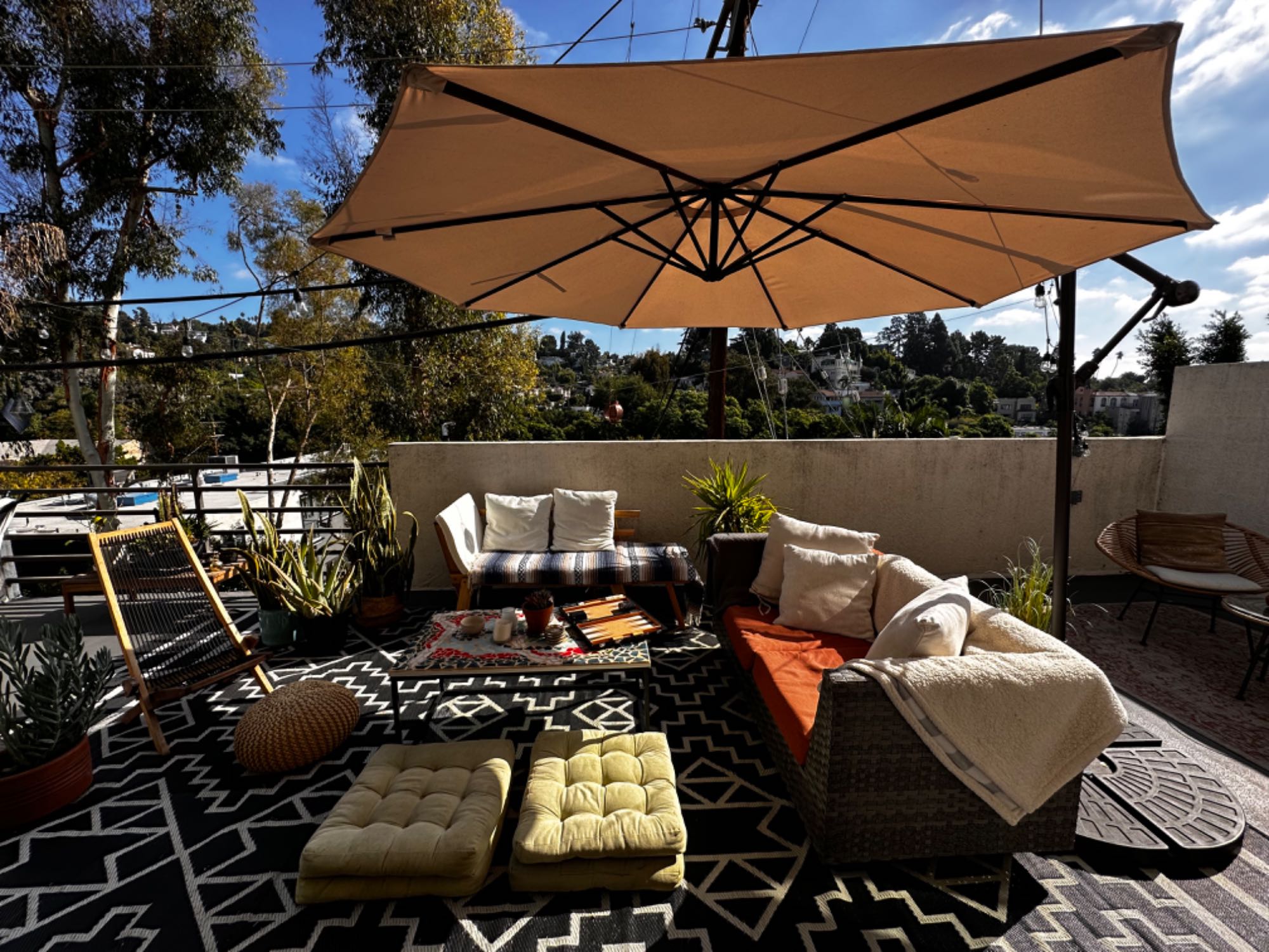 Your own bedroom, in a spacious and clean apartment.
Your room has a private bathroom, internet, and secure parking space. The bedroom has a flat-screen tv, desk, and bed with a new mattress and pillows.
The apartment has a huge patio overlooking the Los Feliz hills stunning view, lovely in the daytime as well during evenings. I have a projector stand for wine and movie nights on the patio. Living room with a big projector and fully functional kitchen with dishwasher.

The location is in Hollywood deli, 10 minutes to West Hollywood and 10 minutes to the Los Feliz area.
