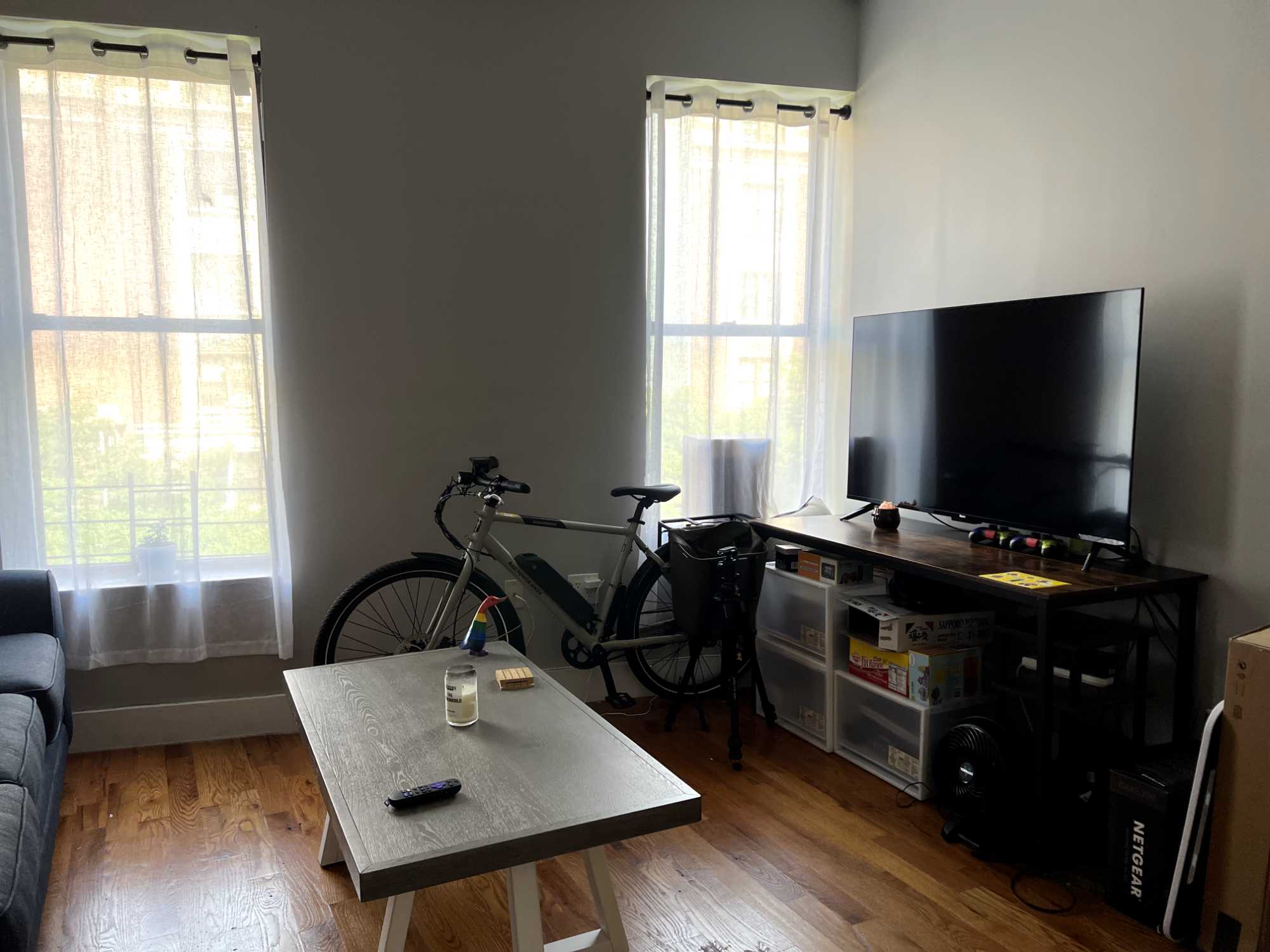 Room available in a cozy 2nd floor walkup in the Hudson Heights area. The room faces the back of the building and is very quiet. Shared bathroom, living room and kitchen. In unit washer and dryer, dishwasher, fully controllable AC/heating and roof access. Utilities are separate from rent.

Down the block from a supermarket, very close to Target, McDonald's, a few cafes and restaurants. Parks including Ft Tryon and Bennett very close by.

I prefer someone who takes care of shared spaces. More on the cleaner side. LGBTQIA+ friendly. No smoking. No pets. No couples. Communicates well and doesn't have people over every night.

I work in theater so mostly will be gone during the evenings and weekends.