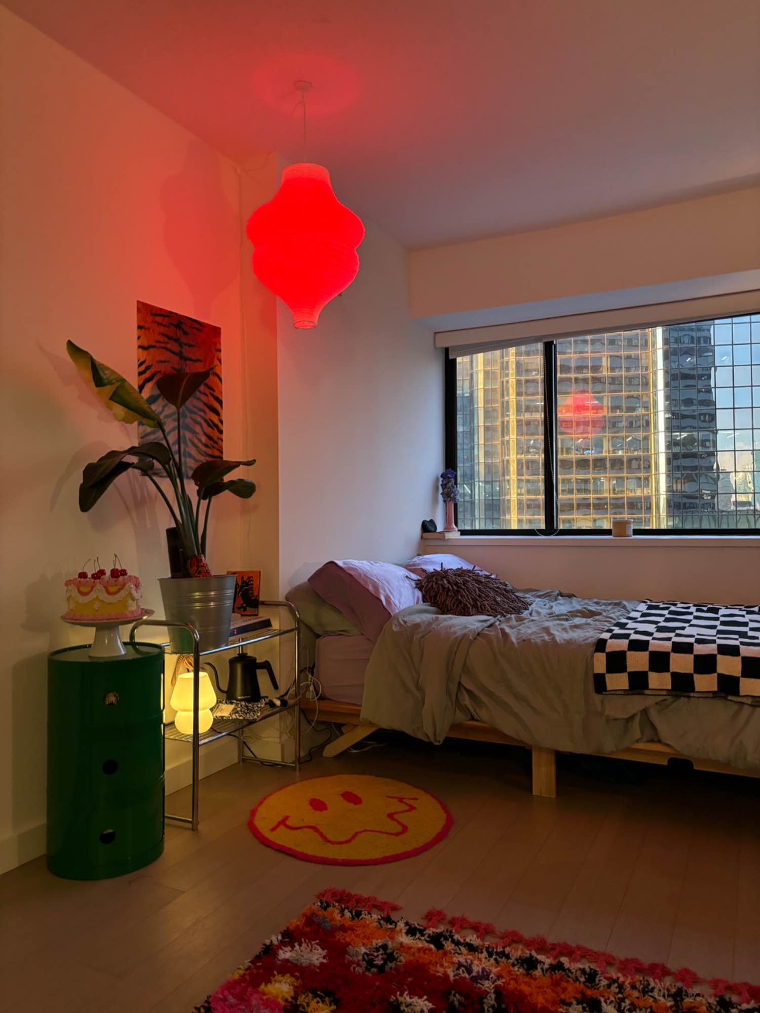 Spacious Private Room Available in Luxury Downtown Boston Apartment – Move in September 1st (Early move-in possible!)
Hello everyone!
I’m searching for someone awesome to take over my lease starting September 1st, with the possibility of moving in a bit earlier if you need.
🗓 Move-in: ~September 1, 2025
💸 Rent: 1,810/month (includes heat, A/C, and water – just pay electricity & internet)
🚇 Immediate access to all train lines – just a 2-3 minute walk,
About the Apartment & Building:
The room is very spacious, filled with natural light, features a private bathroom, and offers stunning views of the Boston Harbor!
The building has great amenities: 24-hour concierge, gym, indoor heated pool, complimentary yoga and fitness classes, fun social events, a resident lounge, co-working spaces, and multiple common areas for studying or relaxing.
Parking is available in the attached garage (for an additional fee).
Laundry facilities are on every floor (pay per use).
Pet-friendly!
You’ll be sharing the apartment with two wonderful young professional women who are friendly, tidy, and make fantastic roommates. Shared spaces include the kitchen and dining area, perfect for making meals or catching up after work.
This really is a rare opportunity to join a beautiful community in one of Boston’s best locations. If you have any questions or want to come see the place, please don’t hesitate to reach out! I’m happy to provide more info or set up a tour.
Looking forward to hearing from you!