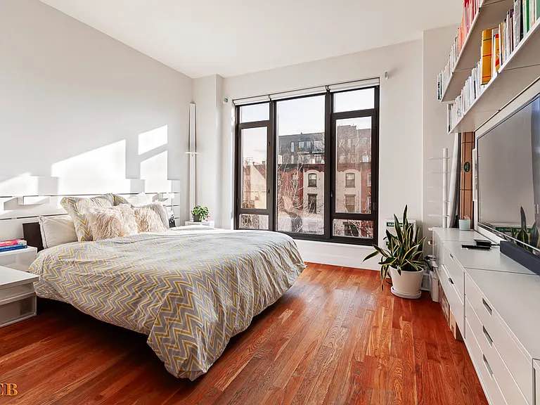 Fully Furnished Great Size Studio Apartment in Hells Kitchen Hudson Yards Are of Manhattan. Available For Short Term Lease or Long Term, Heat Hot Water is Included, Ready For Move in Now