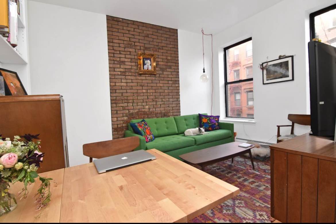 Looking for someone to take over current lease of my 1 BR apartment . It's on the 2nd floor of a 3-story building, so you get some privacy. The place has wood floors in living area and bedroom. High ceilings, making it feel comfy and open, plus you'll get plenty of natural light flooding in. Access to back yard for outside entertainment and gardening. Living here puts you right in the mix of lively scene, with parks, restaurants and bars nearby.
Apartment is 1 block away from the train. Lived here for over 5 years and absolutely love this apartment and neighborhood.

Seeking someone that is easy-going, clean and transparent.

Message to schedule!