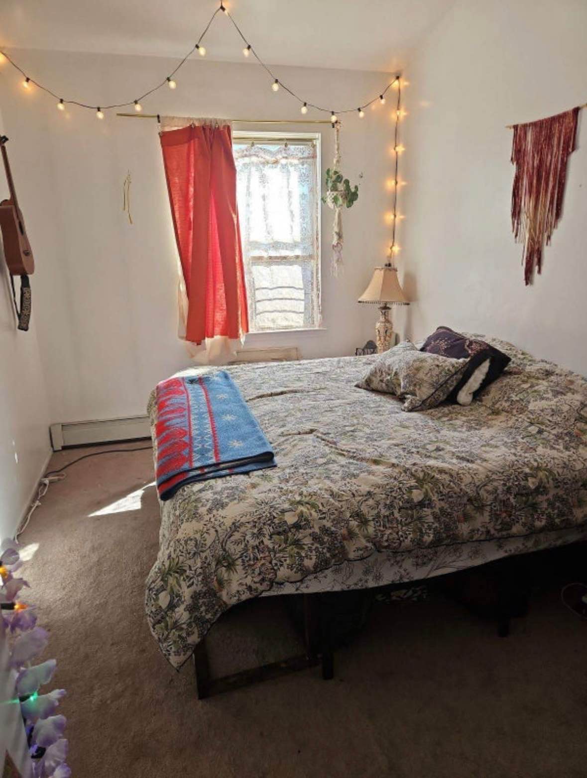 House of artists, musicians, event producers, lgbtq+ friendly 🫶🏳️🌈 Myself (32, female) and partner (36, male) are looking for someone to fill the other room in our 2 bedroom, 1 bath apartment. We both work hybrid schedules, so part remote and part onsite at events, sometimes traveling for a week at a time. 4/20 friendly ✨Totally cool with have gatherings here, as long as we have some notice beforehand. Looking for someone kind and creative - late 20’s to mid 30’s. Dm if interested ☺️