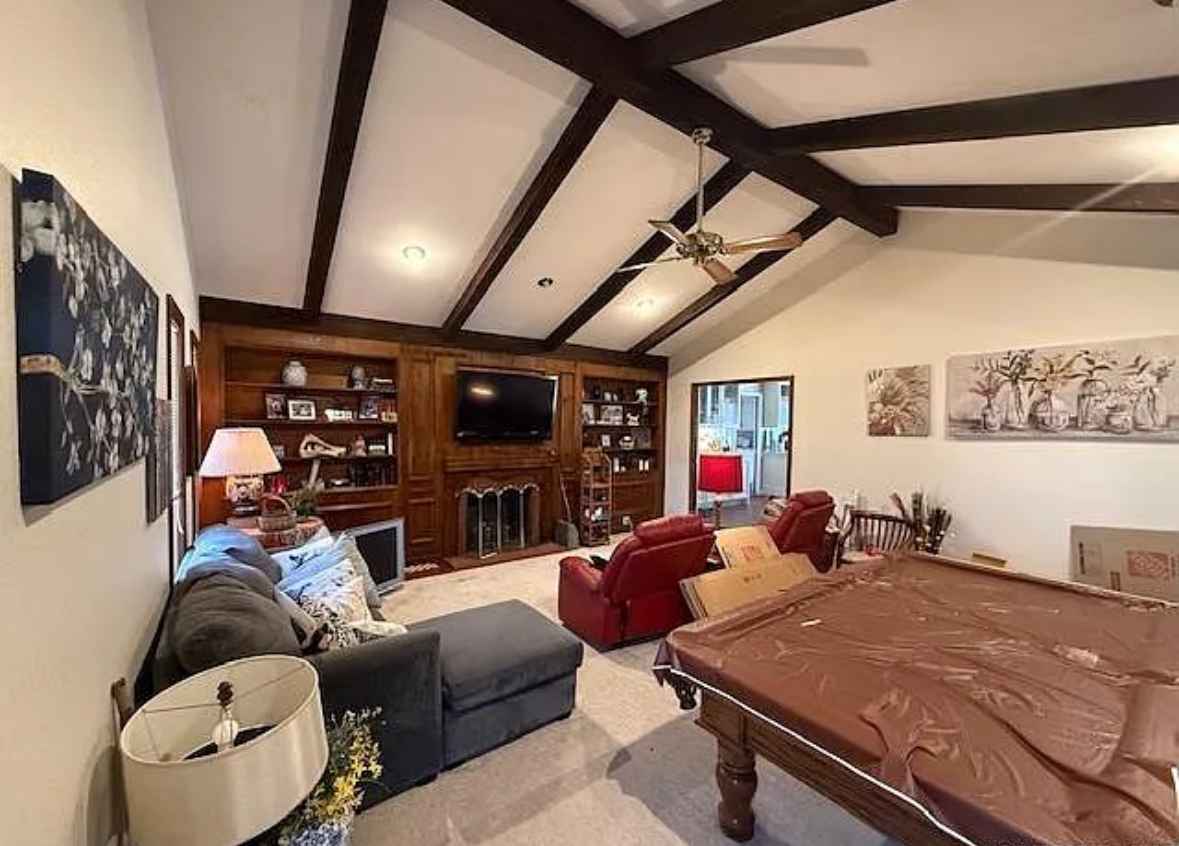 Hi there, i have a clean comfortable home and i'm looking for a respectable and respectful roomate, i don’t usually stay at home due to work. 