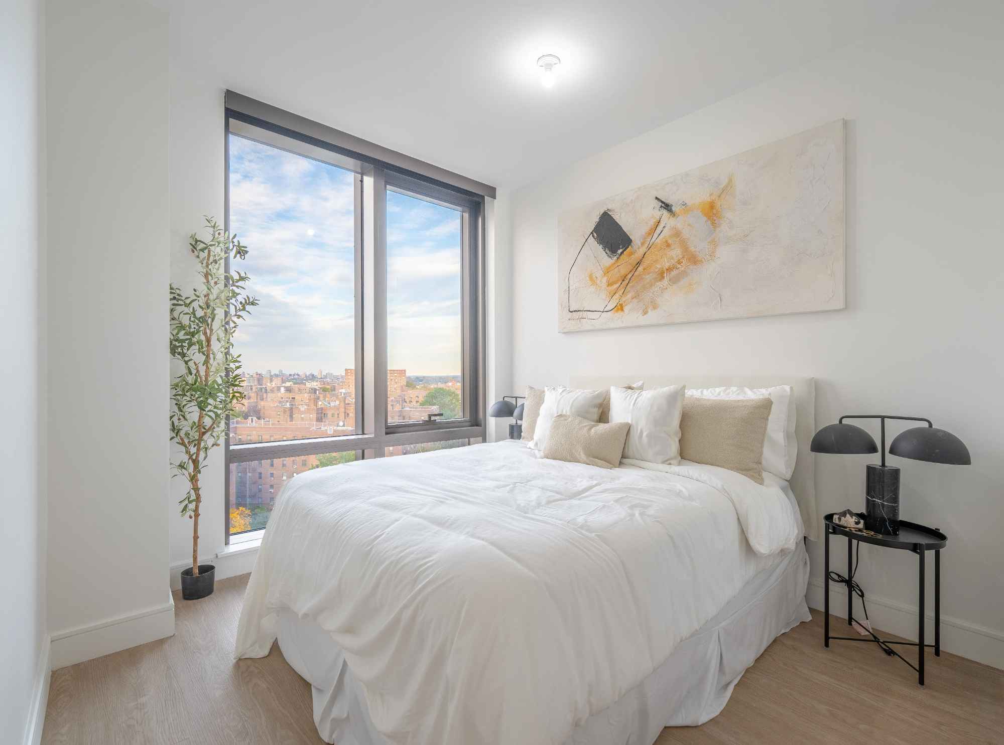 Modern unit with great natural light, spacious layout, and updated finishes. Elevator building with laundry. Only a few min walk to the subway. Perfect walking access to shops and cafés.
Vista 65 Amenities:
• 24/7 doorman
• Fitness center + yoga studio
• Roof deck w/ BBQs
• Residents’ lounge + media room
• Kids play room
• Smart package room
• Business center
• Storage + bike room
• Pet friendly
• Garage parking
• Opened 2024