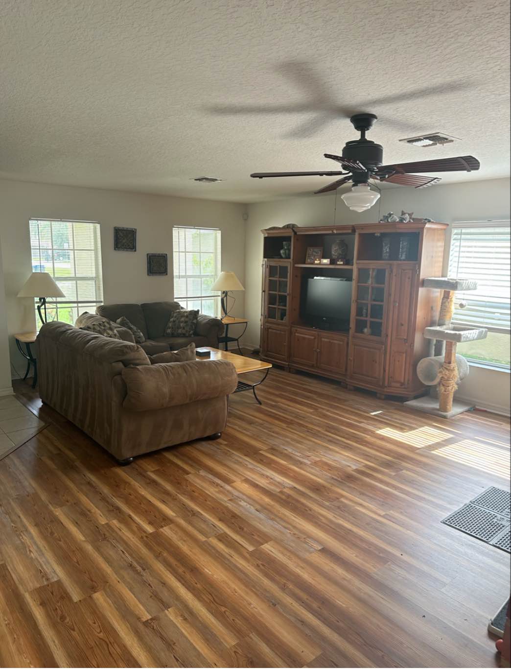 Family living environment 

Peaceful, quiet and safe room available for a single mature employed adult. 

All inclusive- maid service for all common areas, electric, water, semi-private full bath, secured high speed WiFi and premium cable. 

1000 per month, 500 refundable security deposit.  Month to month lease agreement

I have spam blocker on my phone, so please follow the prompts to connect or leave a message and I will return your call.

407-257-1630
