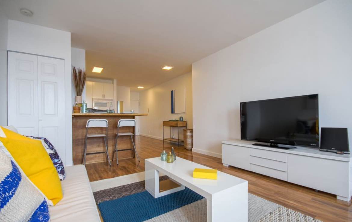 Looking for someone to take over current lease of my 1 BR apartment . It's on the 2nd floor of a 3-story building, so you get some privacy. The place has wood floors in living area and bedroom. High ceilings, making it feel comfy and open, plus you'll get plenty of natural light flooding in. Access to back yard for outside entertainment and gardening. Living here puts you right in the mix of lively scene, with parks, restaurants and bars nearby.
Apartment is 1 block away from the train. Lived here for over 5 years and absolutely love this apartment and neighborhood.
Seeking someone that is easy-going, clean and transparent.
Message to schedule!