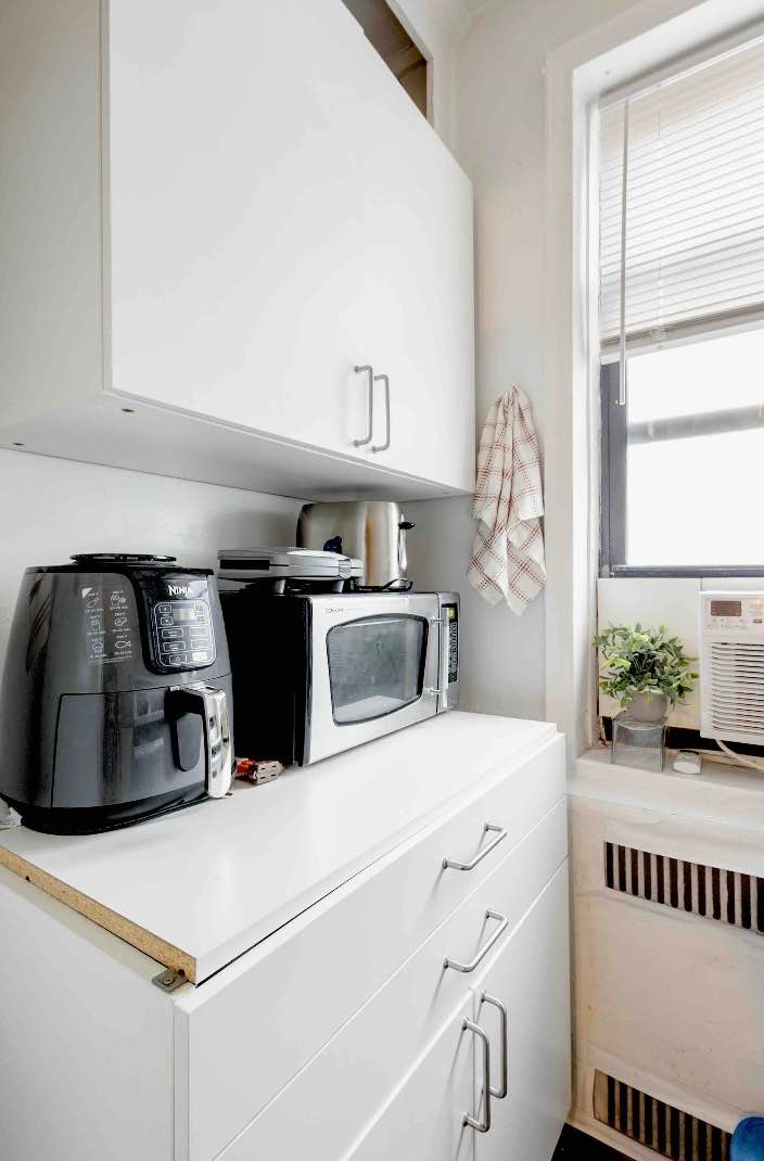 I am a retired architect, work at home as a therapeutic radiesthesist. Looking for a roommate who does not work from home, has a job, is not a student, is clean, quiet, does not cook at home everyday, cleans after use, friendly. 