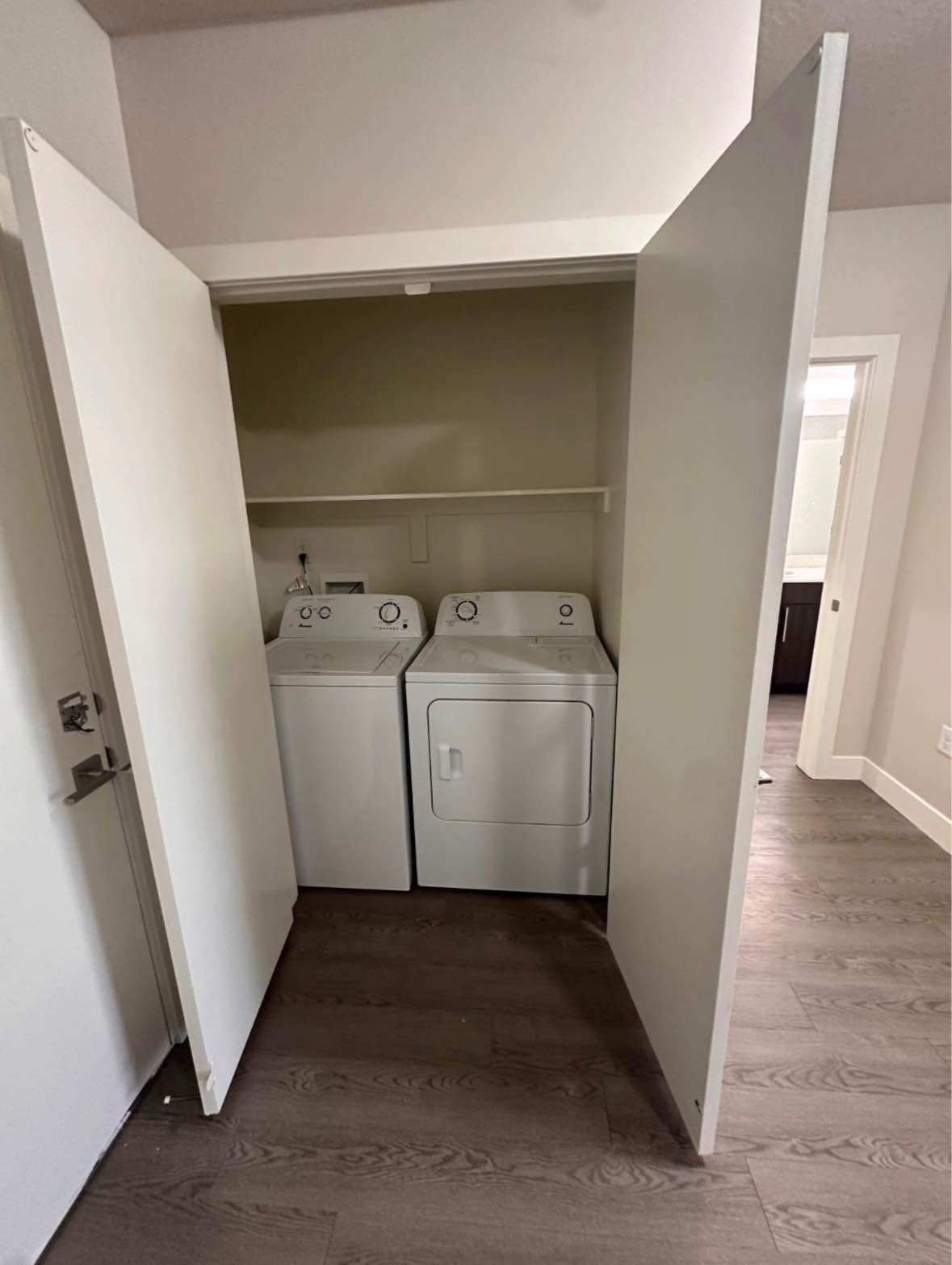 I have a spacious one-bedroom apartment available for rent in a clean, quiet neighborhood. The studio unit features hardwood floors, air conditioning, ample closet space, a stove, refrigerator, washer, and dryer. Utilities are not included. Kindly drop your cellphone number for more information or contact (312-448-9573)