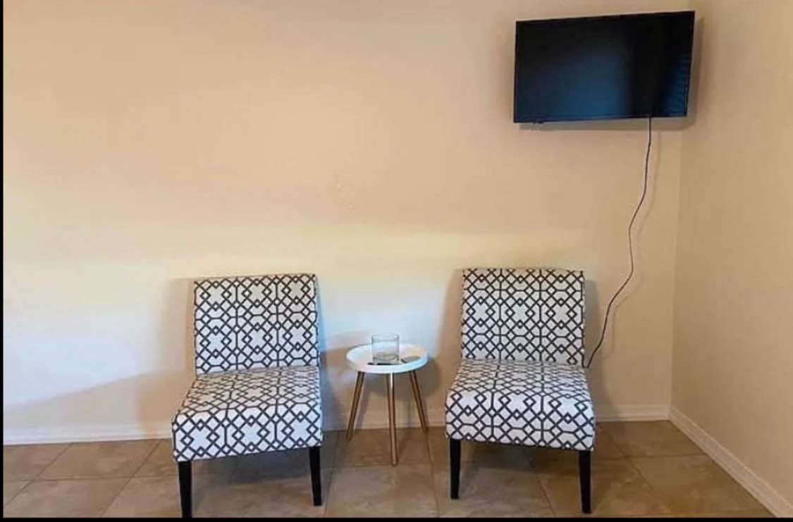 Hello! I'm a very easygoing, quiet, and clean individual who respects others' privacy and is looking for a like-minded roommate to share a lovely home. I enjoy drinking wine, traveling, and cooking in my downtime, and I truly value a relaxed, drama-free environment.
If you're someone who appreciates peace of mind, mutual respect, and a calm, comfortable space to come home to, this could be the perfect fit for you.
Looking for a professional or student with similar values-.
Let's connect and see if we're a match! Ashleyshilla3