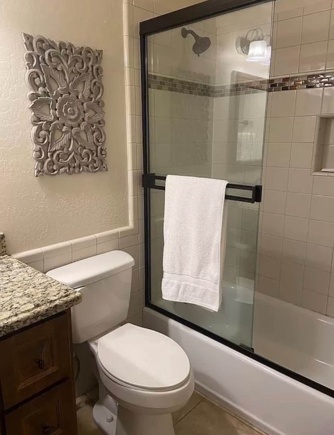 Hello! I'm a very easygoing, quiet, and clean individual who respects others' privacy and is looking for a like-minded roommate to share a lovely home. I enjoy drinking wine, traveling, and cooking in my downtime, and I truly value a relaxed, drama-free environment.
If you're someone who appreciates peace of mind, mutual respect, and a calm, comfortable space to come home to, this could be the perfect fit for you.
Looking for a professional or student with similar values-.
Let's connect and see if we're a match! Ashleyshilla3