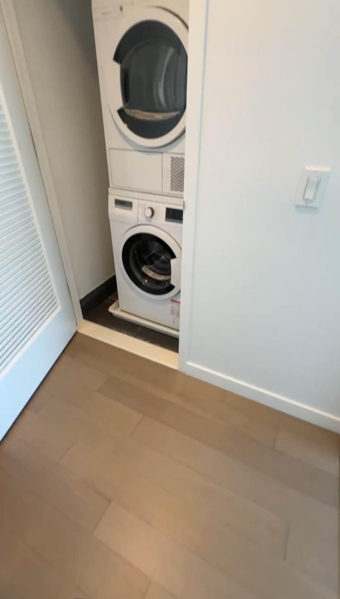 🌇 Luxury Penthouse Room at Jackson Park – Skyline Views & Resort Amenities

Stay in the heart of Long Island City at Jackson Park, one of NYC’s most exclusive luxury residences. This private penthouse has room offers breathtaking floor-to-ceiling skyline views, elegant finishes, and access to over 120,000 sq. ft. of resort-style amenities.

This luxury penthouse blends sophistication with convenience—perfect for working hard by day and relaxing in style by night.

🏊‍♂️ Amenities at Jackson Park •	Indoor & outdoor pools with sundeck and hot tub •	State-of-the-art fitness center (by The Wright Fit) plus yoga & group studios •	Sports courts & games: basketball, squash, golf simulator, bocce, table tennis •	Relaxation spaces: fireside lounge, spa-style sauna & steam rooms •	1.6-acre private park with dog run, great lawn, BBQs, and children’s play areas •	24-hour concierge, co-working spaces, and private dining/event rooms

📌 House Rules •	Respectful, clean tenants only •	No smoking / No parties •	WiFi, utilities, and amenities included