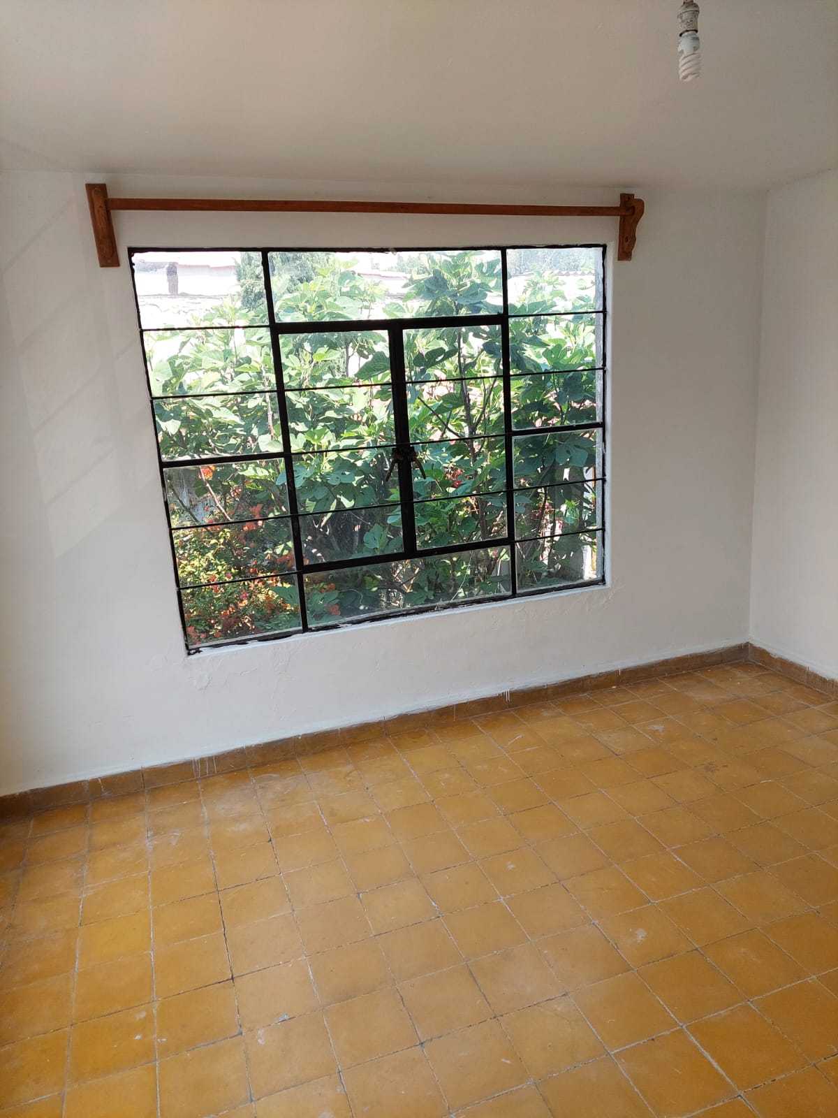 Renta de amplio cuarto en una casa grande al sur de la ciudad. La casa es de dos pisos, está amueblada y la cocina equipada, se comparte con 4 personas más y 3 perros. Un ambiente muy agradable y colaborativo. La casa también cuenta con jardín. A unas cuadras de insurgentes (metrobús la joya), la calzada de Tlalpan, zona de hospitales y el centro de Tlalpan. Se pide una renta mensual de 3800 y un depósito igual. Ya incluye todos los servicios (luz, gas, agua, internet).