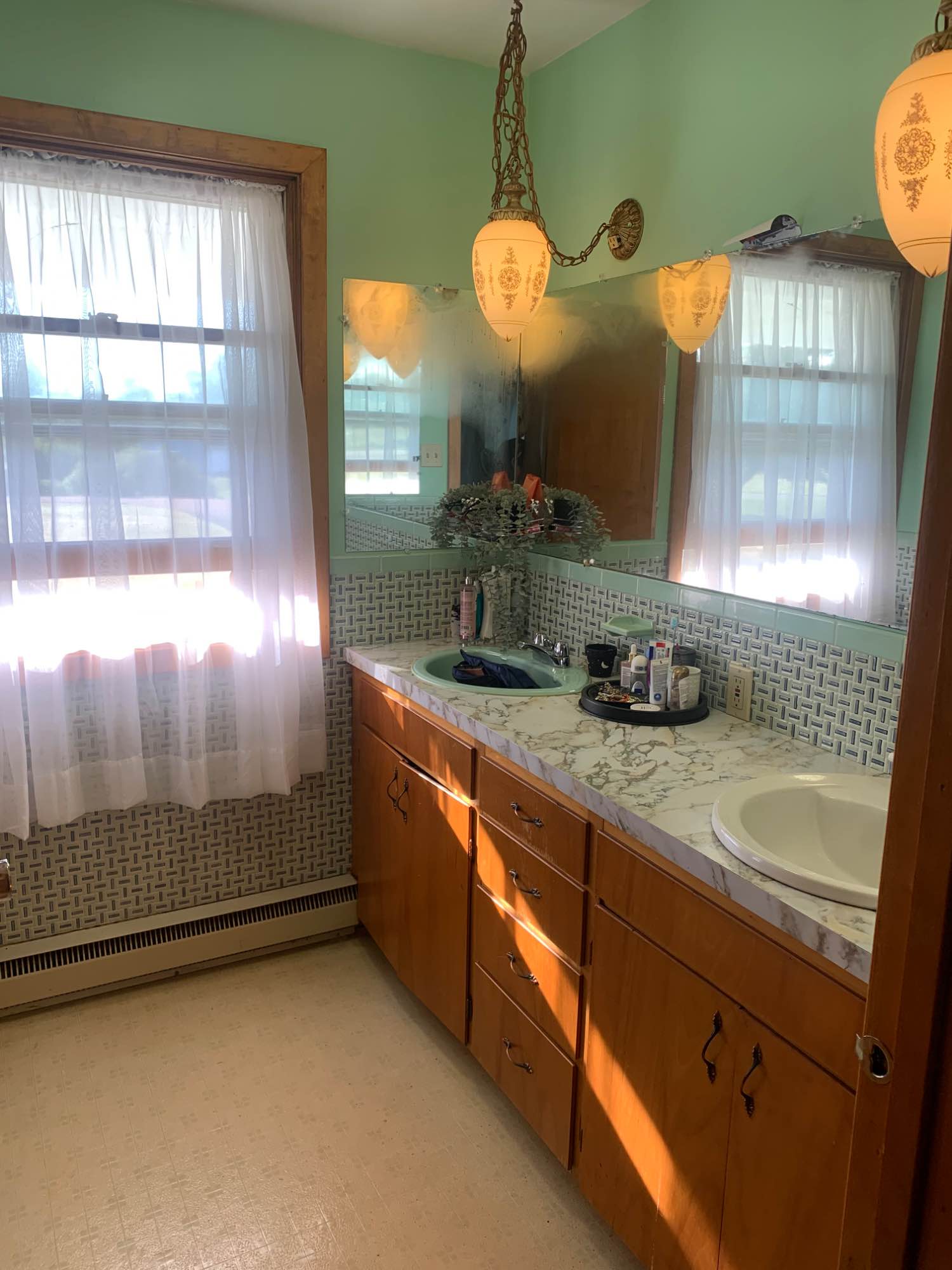 Room for Rent – One Bedroom with Private Bathroom

Available immediately: one bedroom with private bathroom in a shared home.
	•	Shared kitchen and living room
	•	Wifi included
	•	Parking space available
	•	Month-to-month lease
	•	Must be comfortable with dogs (friendly golden retriever in the home)
	•	No washer or dryer on site

Looking for a female student who is responsible and respectful. Please contact for rental details and to arrange a viewing.