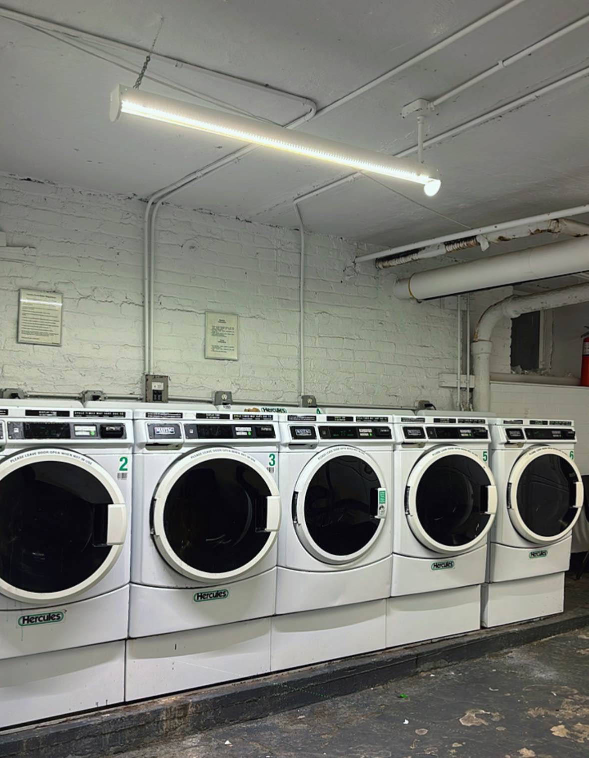 No broker fee. Room available in an excellent location, in a building right above the express A train station. Laundry in the building, a beautiful park for exercising just around the corner, gym, grocery stores, and restaurants just steps away. The location is perfect—only 15 minutes from Times Square. The room is spacious with its own closet and large windows. Only two people will live here, plus my two small dogs who always stay in my room. Don’t miss this opportunity—no broker fee!— $50 Summer Surcharg (Not living room)