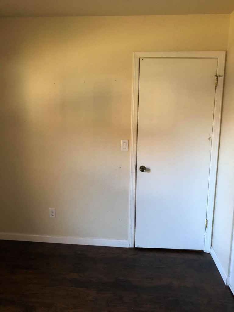 Room in a quiet and clean home
Safe neighborhood ideal for students. 
Shared bathroom
Includes wifi and utilities 
