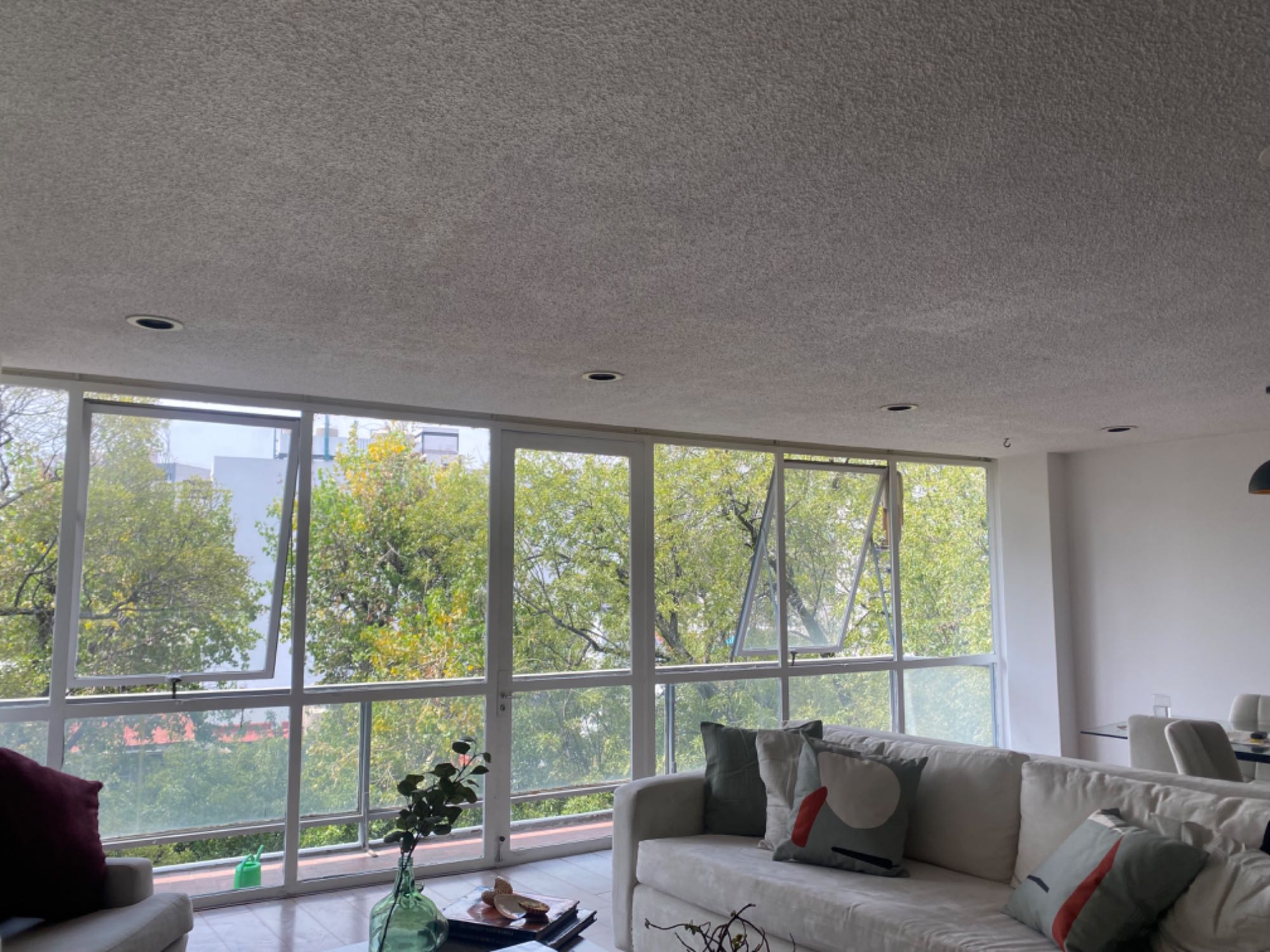 Hola a todos!
Rento recámara sin amueblar en el corazón de la Condesa, a una cuadra de Parque México. Cerca de vías de acceso como Nuevo León, Sonora e Insurgentes. Cerca de Ecobici, MB y un Walmart Express para hacer el súper.
El departamento ya está amueblado pero si quieres sumar algo, con gusto será bien recibido.
En el departamento viviríamos un total de 3 personas y sólo compartirás baño conmigo. Es muy importante mencionar que el depa cuenta con balcón y que nos da unas vistas increíbles y vuelve el entorno súper iluminado.
Cuenta con opción de estacionamiento con un costo adicional. La renta es más servicios.
Está disponible a partir del 1 de julio y se pide un depósito por la misma cantidad que la renta.
Buscamos a un roomie que sea limpio y responsable con pagos