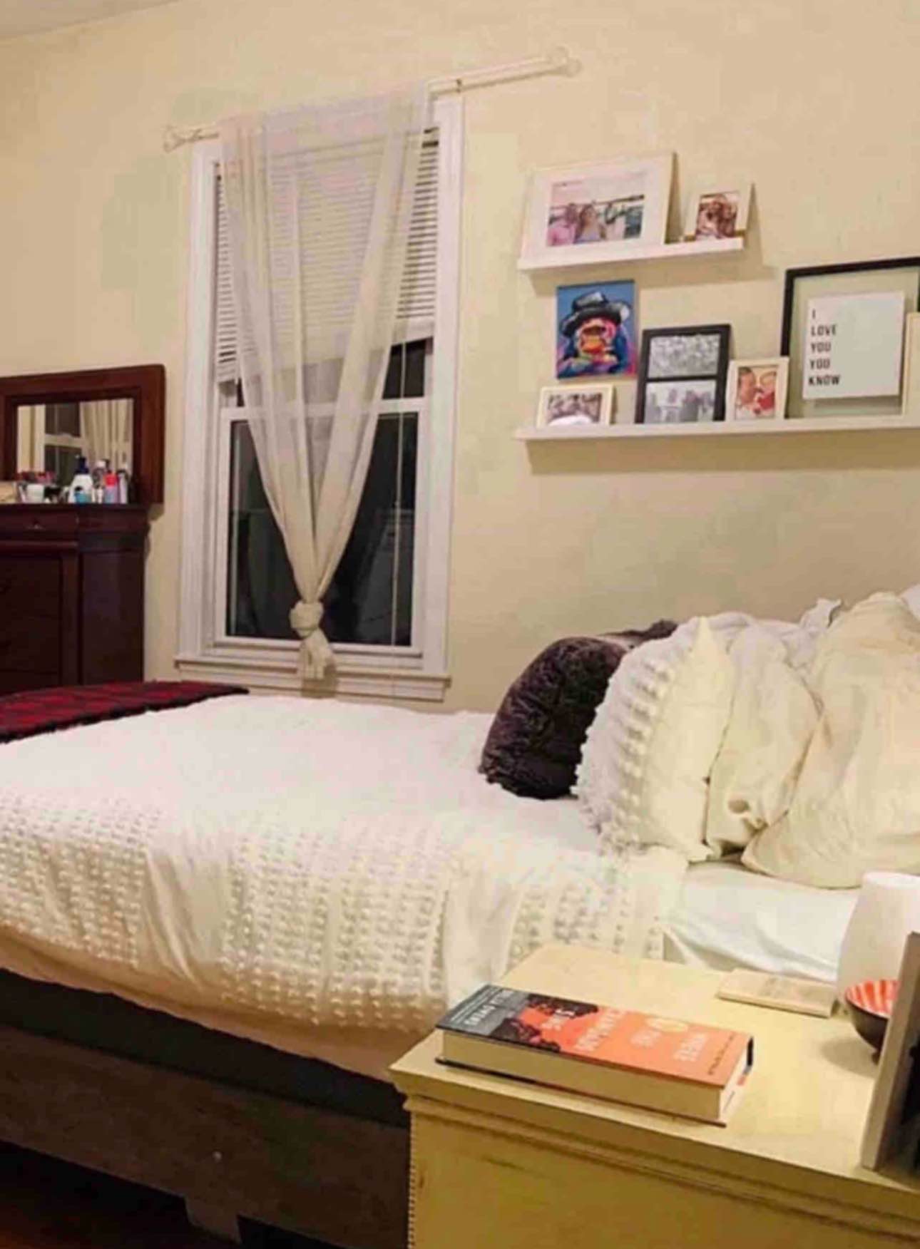 Hi. I have a well furnished studio for rent. Feel free to contact me through my cell phone +1210-664-8346 or via WhatsApp ‪+1 (618) 218‑9962‬