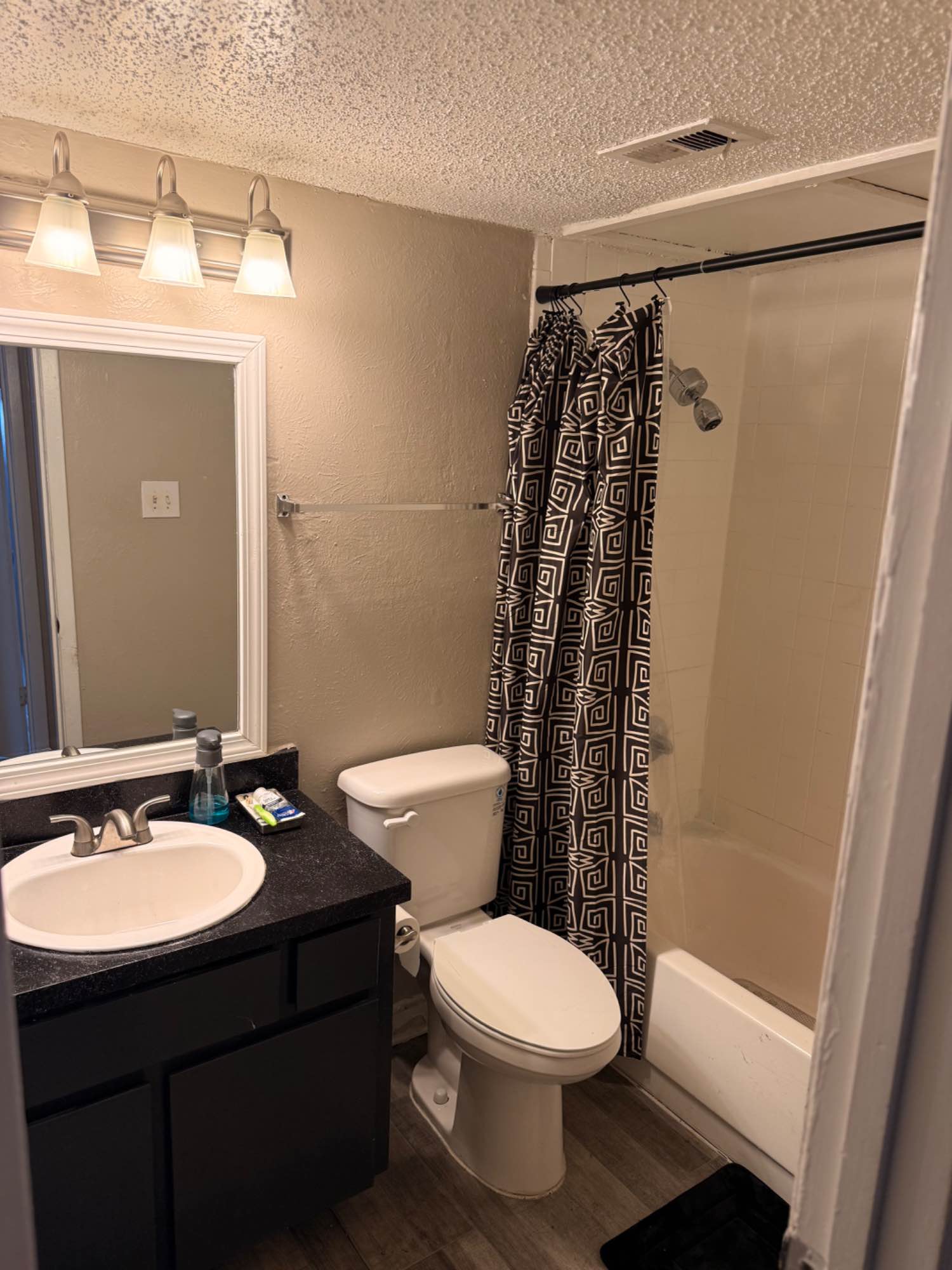 Hi! I’m looking for a roommate to sublease my extra bedroom at Alamo Oaks Apartments on NE Loop 410 in San Antonio. Rent is a flat $600 per month — no extra add-ons.

You’ll have your own private room in a furnished two-bedroom, one-bathroom apartment, living with just one roommate (me). The unit includes an in-unit washer and dryer, and the complex has a pool, mail room, and hosts fun resident events.

The room is available to move in right now.

I’d like to chat a bit before move-in to make sure we’re a good fit. Message me if you’re interested or have any questions!