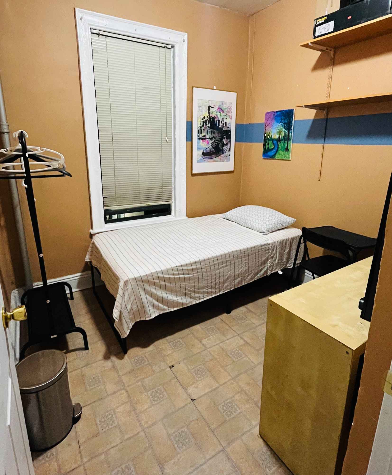 A cozy, no-frills guest room for those wanting to enjoy the city without burning through their wallet. Located in the heart of West Harlem.You get a twin-size bed, closet, and WiFi.We are located on a 4th floor walk-up.