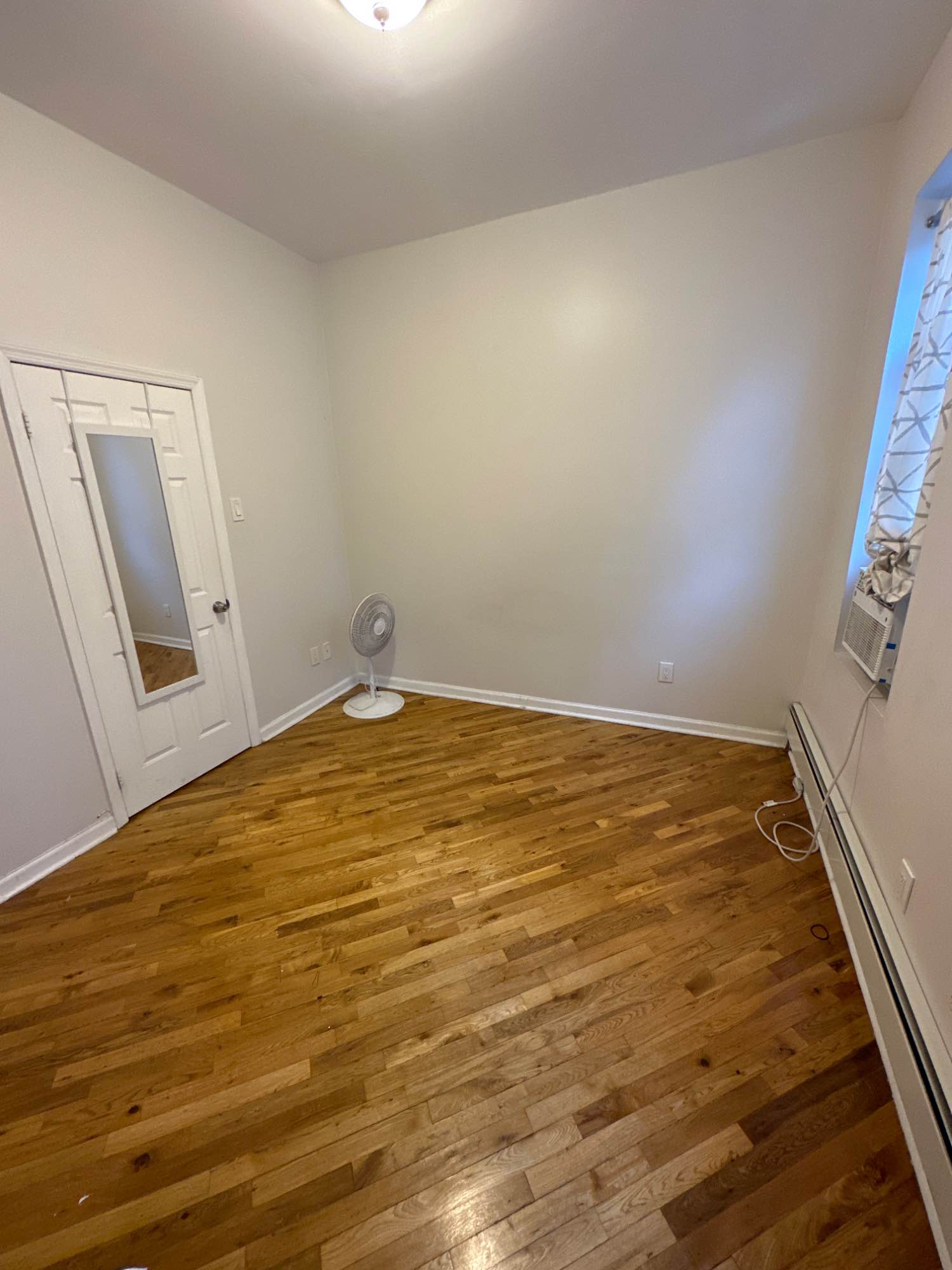 Queen size bedroom in Ocean Hill, Brooklyn for rent in 2bed 1 bath apartment. 12 month commitment. Close to the J/Z/AC/L train lines. Room gets lots of natural light. 

This is a 1 bedroom in a 2bed apt with 1 bathroom. 

You will share the apartment with 1 person (myself.) 

About me: I am a fulltime social services professional working onsite. I clean regularly. I love Jesus, working out and watching tv. I am an extrovert. I love people and am big on wellness. I eat clean. I am self aware, an empath, and have emotional intelligence. 


Send a message if you have any questions 😊