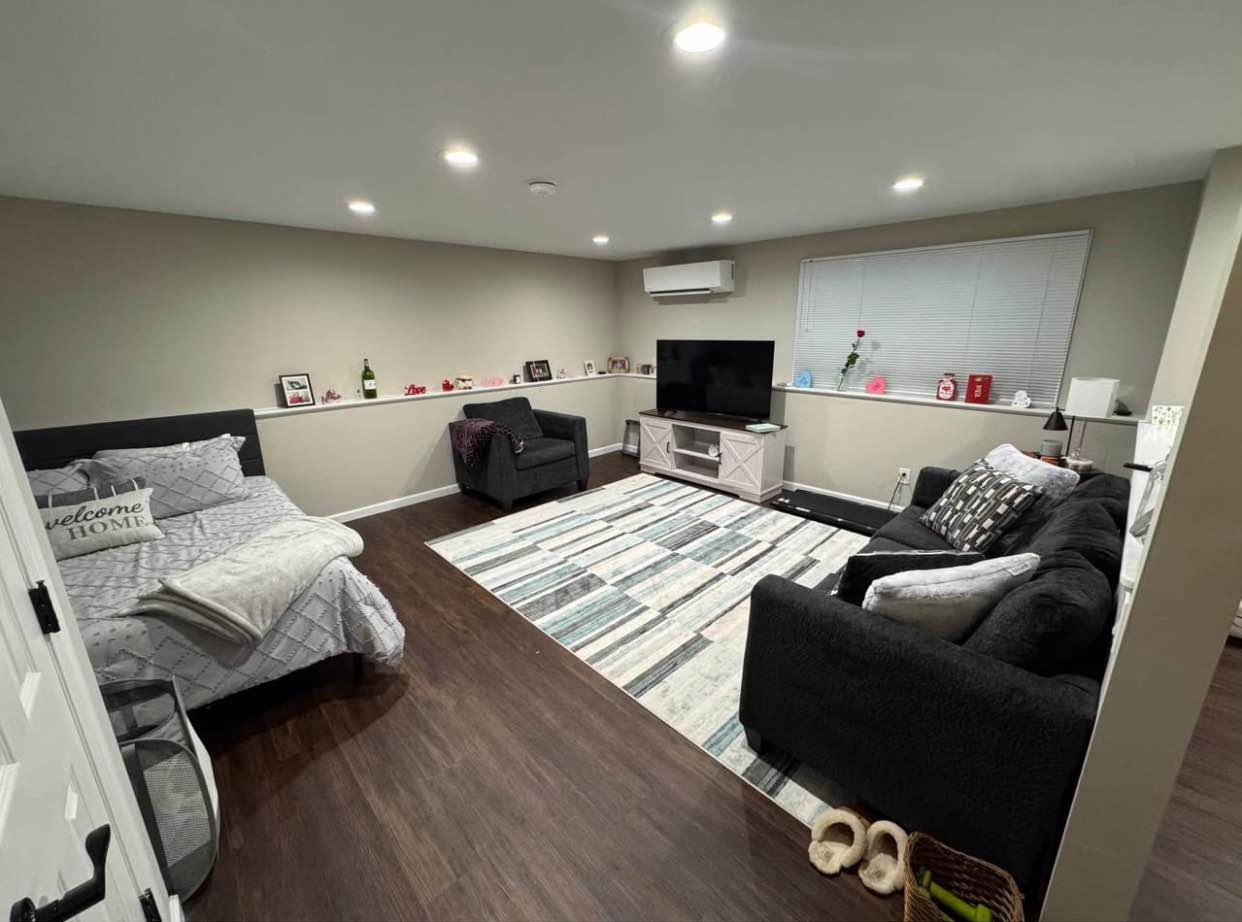 (YES, IT'S AVAILABLE)
Sunny & spacious apartment available

You'll have the entire apartment to yourself, featuring a bedroom, a well-equipped kitchen, and a spacious living room.

A comfy and functional space for work and relaxation with a dedicated workspace and reliable Wi-Fi.
For your comfort, the apartment comes with 1 portable Air Conditioning unit and 1 window AC unit, a convenient portable washer in the kitchen, a Nespresso machine, a soda stream, and all the essential amenities you might need.

Seeking someone that is easy-going, clean and transparent.

Thank you