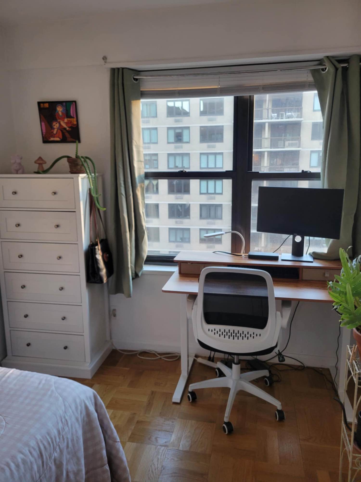 This room is one of four bedrooms in a large apartment in Murray Hill! The view is of 34th street and we are central to much of Manhattan. We are also conveniently located two minutes from Trader Joe’s, Fairway, the AMC movie theater, and all of the bars and restaurants of 3rd Ave. The building is located one block from the 33rd street stop of the 6 train.

I’ve lived here for five years and love it. The staff is so welcoming and thoughtful, and the 24/7 doorman adds a sense of safety. The living room is large, with two couches and a TV, and so is the kitchen. The good news is I already have the kitchen fully stocked with dishes and silverware and cooking utensils, but there is definitely room if you have some of your own.

The apartment has two full bathrooms, a dishwasher, and a shared laundry (paid) in the basement. The walls are concrete so we never hear our neighbors and we are on the 19th floor so street noise is not too bad.

The room we are looking to fill is one of two flex rooms right off of the living room. It can fit a queen size bed, dresser, desk, and one other piece of furniture. The closet for this space is in the hall next to the kitchen (just a few steps away from the room). You would be sharing one of the full bathrooms with one other roommate. 

We’re looking for someone female to sign our lease from November 1, 2025-2026. Ideally someone in their mid to late 20’s with no pets. 