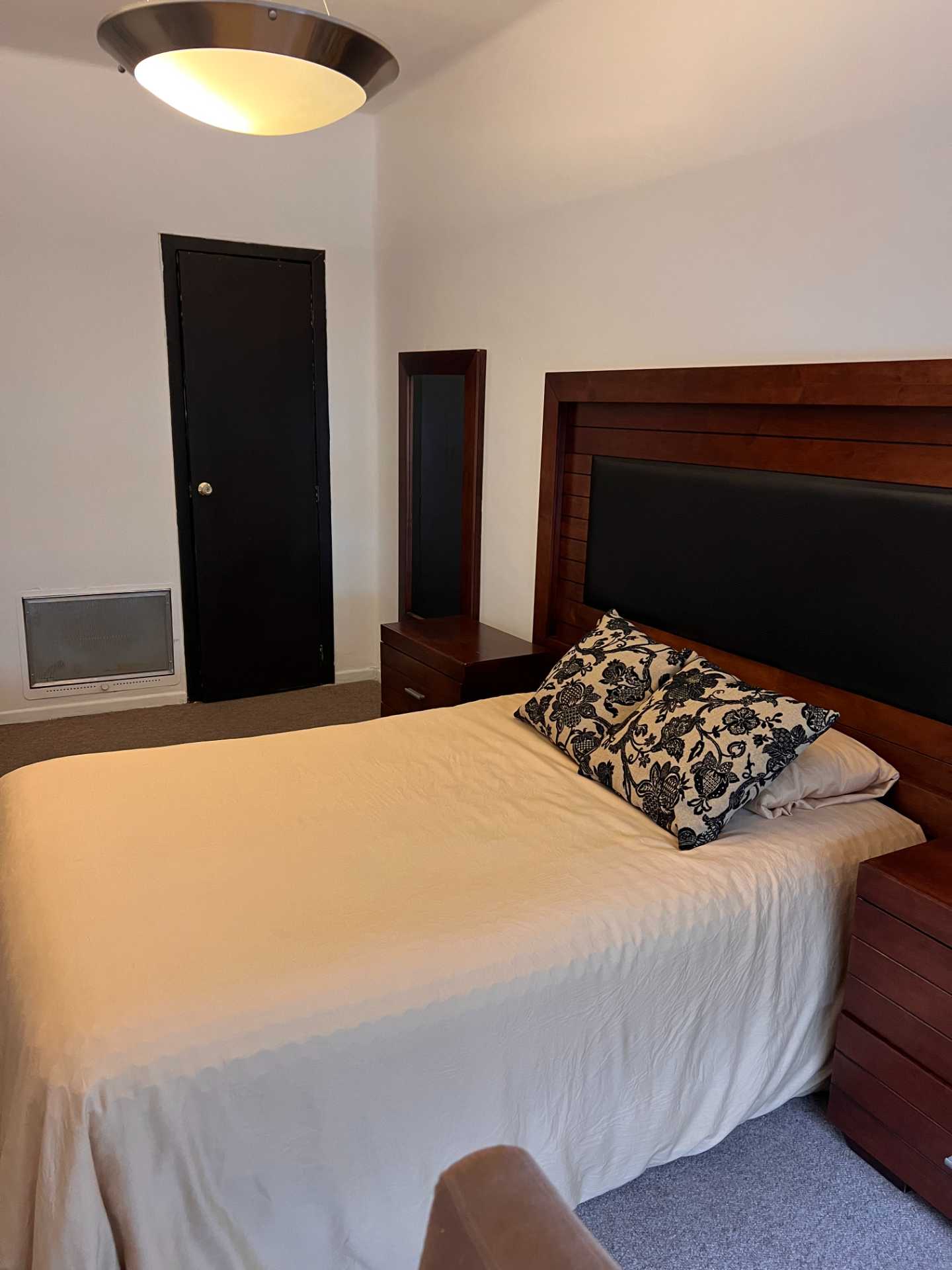 Hola buscando rommie en Polanco, la habitación es bastante grande se encuentra amueblada. La ubicación es el corazón de Polanco a dos cuadras de mazarik un lugar ideal. El ambiente es bastante agradable y respetuoso