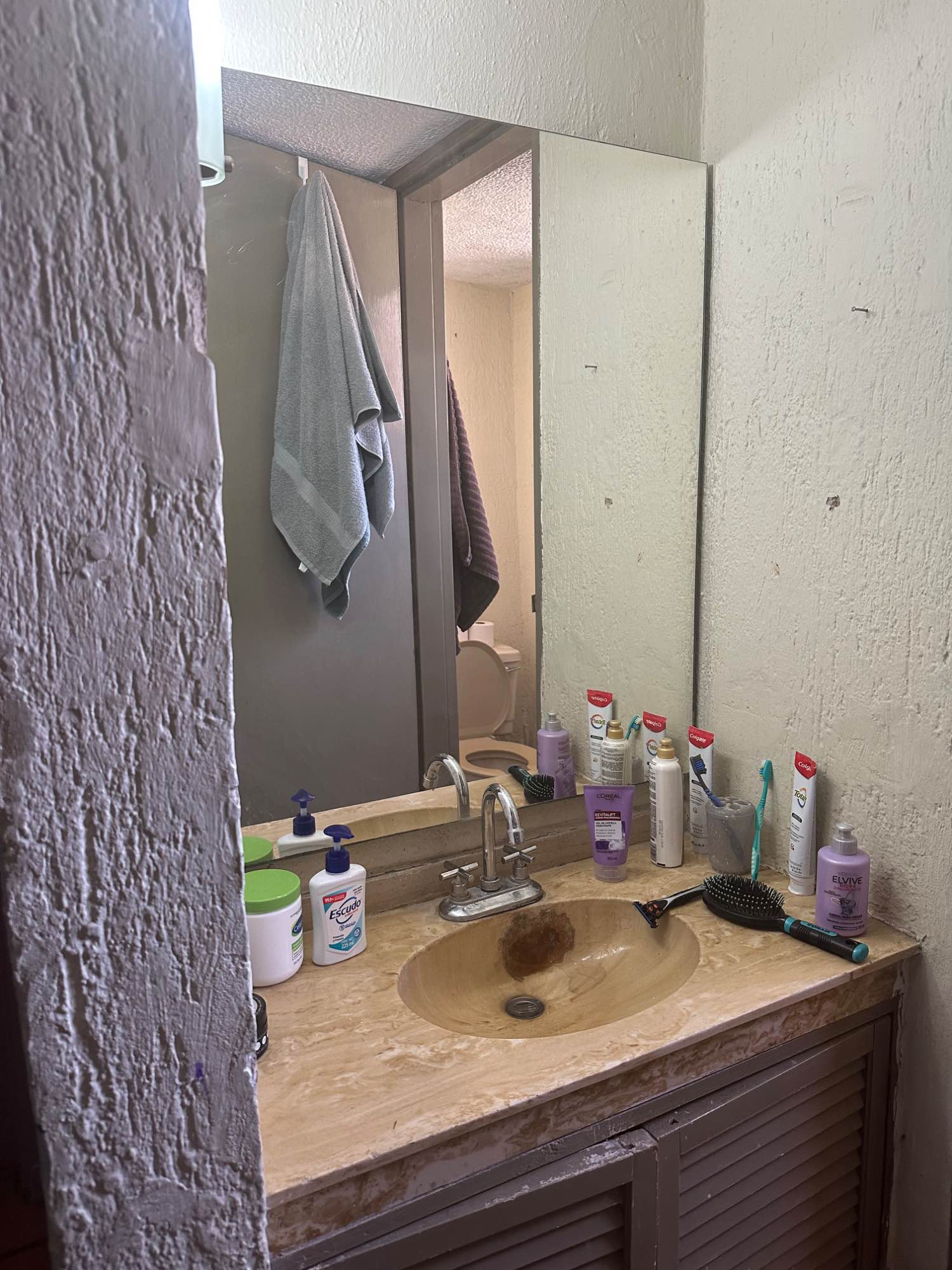 Departamento cerca de plaza fiesta arboledas y Expo. Lugar tranquilo y algo céntrico. 
No tenemos muebles, y la habitación está sin amueblar. Somos 2 chicos viviendo en el departamento. 