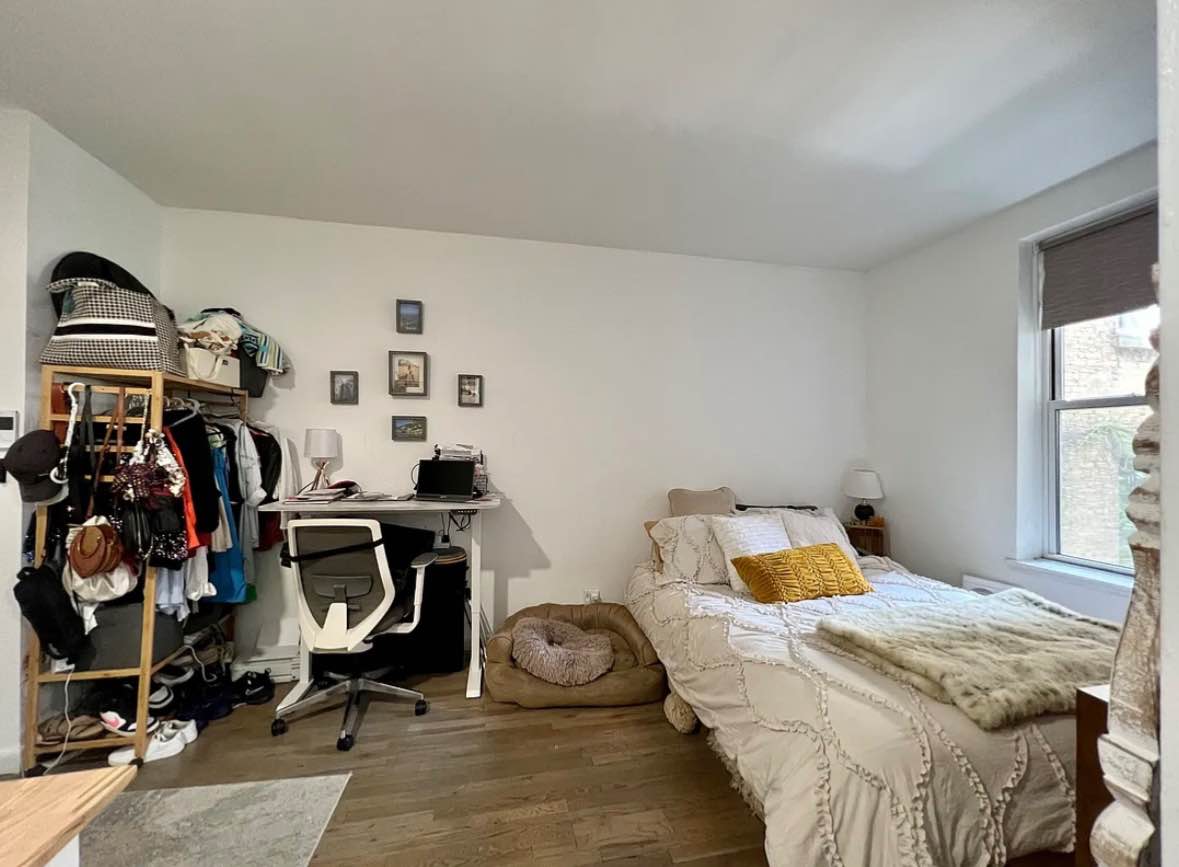 I’m looking for someone to take over my lease in my lovely apartment. I'd love to find someone to sign the lease immediately. The apartment is just few blocks from all transportation and stores; Close to the subway (red line) and multiple restaurants.
Hove living in this apartment - we have lots of natural light, a ton of storage space, and pets are allowed as long as they are well trained.

The bedroom comes with a/c, heating, a large closet and wifi. Some space in the kitchen and bathroom is available for temporary storage.

The building has an elevator and a live-in super, and has been a joy to live in.

Seeking someone that is easy-going, clean and transparent.

Message to schedule viewing.