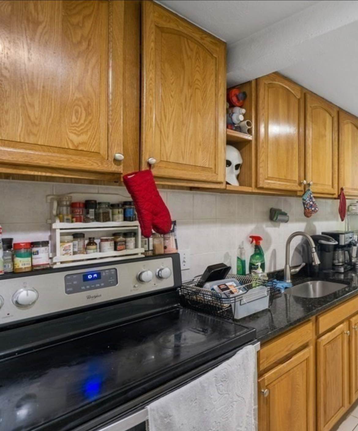 Cozy one-bedroom apartment available! Ideal for a quiet and reliable tenant. Email Hablegord@gmail.com for details and to schedule a viewing!