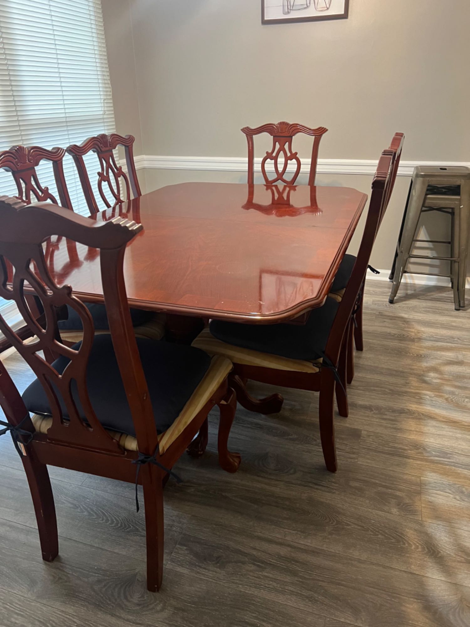 5 Bedrooms- 3 Private Bedrooms, 2 Shared Bedrooms Furnished, all utilities paid, but will not pay for excess use of Electricity bill. Cameras on property!