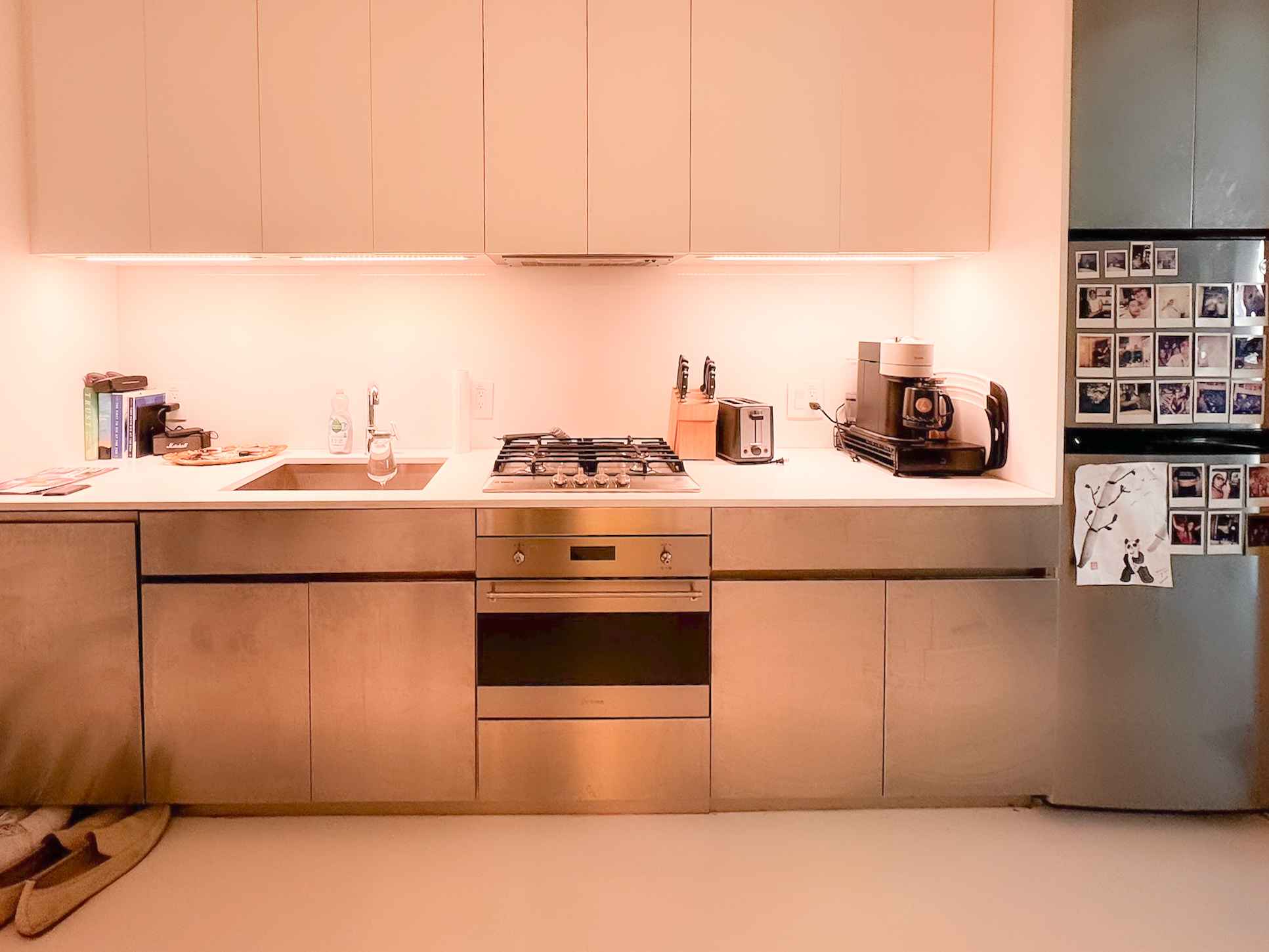 Luxury Studio Apartment Sublet or Lease Takeover - East Side, Full-Service Building!

$3,200/mo • 494 sq ft • In-unit W/D • Amenities included

Available Oct 15 (flexible). Min 6-month furnished sublet through April 15, or take over the lease through 6/30/26. Pets welcome. No move-in/out fees. 

Amenities included in rent.
🚇 Steps to 125 St 4/5/6 express: ~10 min to Midtown, ~14 to Union Sq
🏢 Design-forward, full-service building with 24/7 attended lobby
🧺 In-unit washer/dryer + dishwasher • floor-to-ceiling windows
🛋️ Fully furnished: queen bed, motorized sit/stand desk + dual 27" monitors, sofa, smart TV, stocked kitchen
🐶 Pet-friendly (pet deposit already handled)

Building perks included: Rooftop pool/whirlpools, two-story gym with Pelotons, full spa (sauna/steam/hamam), coworking lounge, screening room, grills.

Fully furnished & move-in ready: Queen bed, sofa, 42" smart TV, dining table, bar cart, kitchen kit (Nespresso, toaster, kettle, dishes), linens, plus a proper WFH setup: motorized sit‑stand desk + dual 27" monitors.

Neighborhood: 1 block to Food Bazaar. Trader Joe’s/Whole Foods ~10 min walk. Near Metro-North, Randall’s Island footbridge, Marcus Garvey Park.

Details:
- Rent: $3,200 + electric + internet
- Term: Sublet Oct 15–Apr 15 preferred; lease takeover also available (furnished option)
- Fees: No broker or move fees; simple $20 application if you go through me directly
