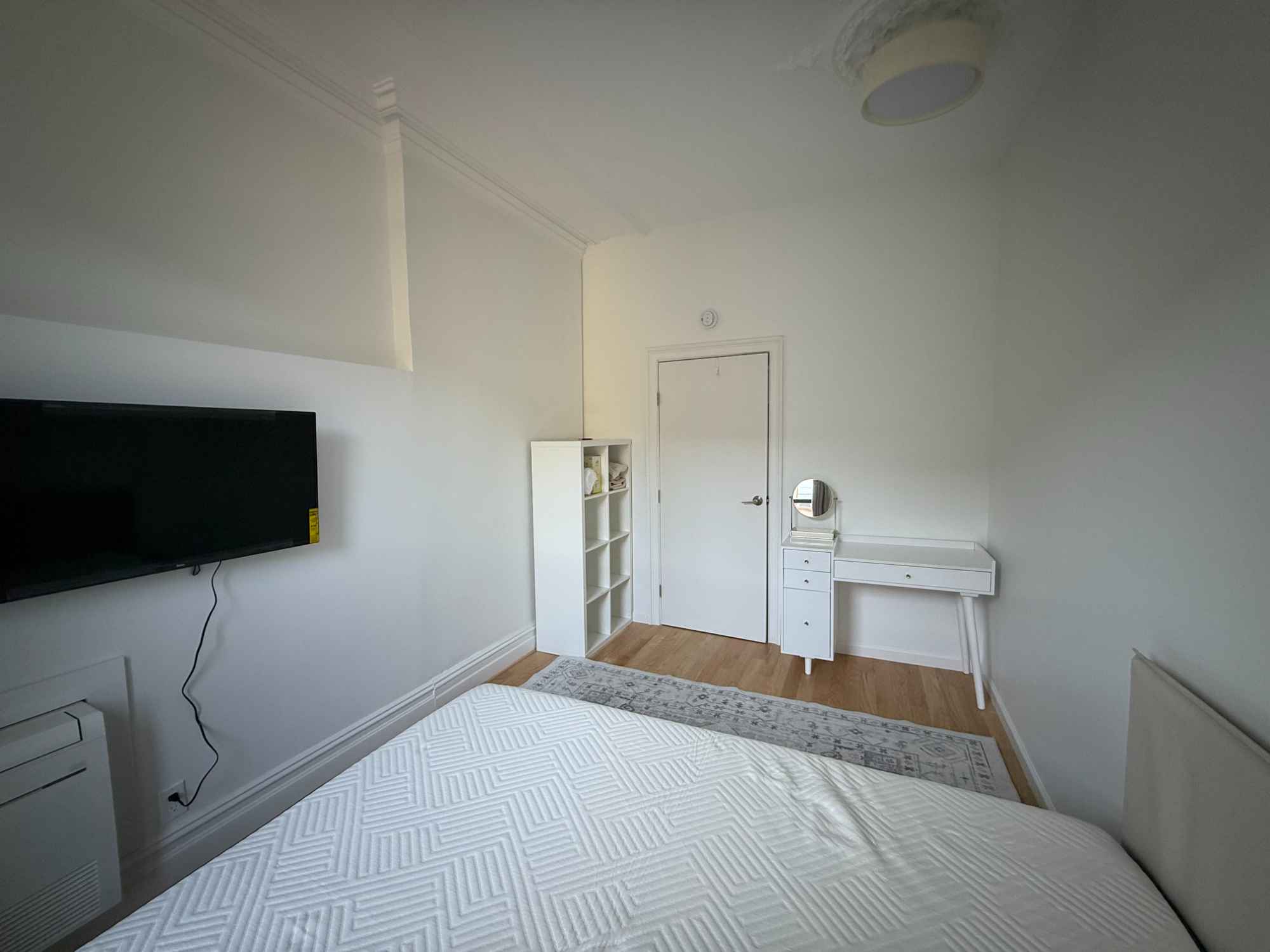 Private, furnished room with great natural light available August-December in 2 bedroom apartment on 2nd floor in Greenpoint, Brooklyn, between Kent St and Manhattan Ave.
Amenities include washer/dryer in unit, AC, dishwasher, and apartment furnishings.
Apartment is close to the Greenpoint G stop, ferries, and various buses.