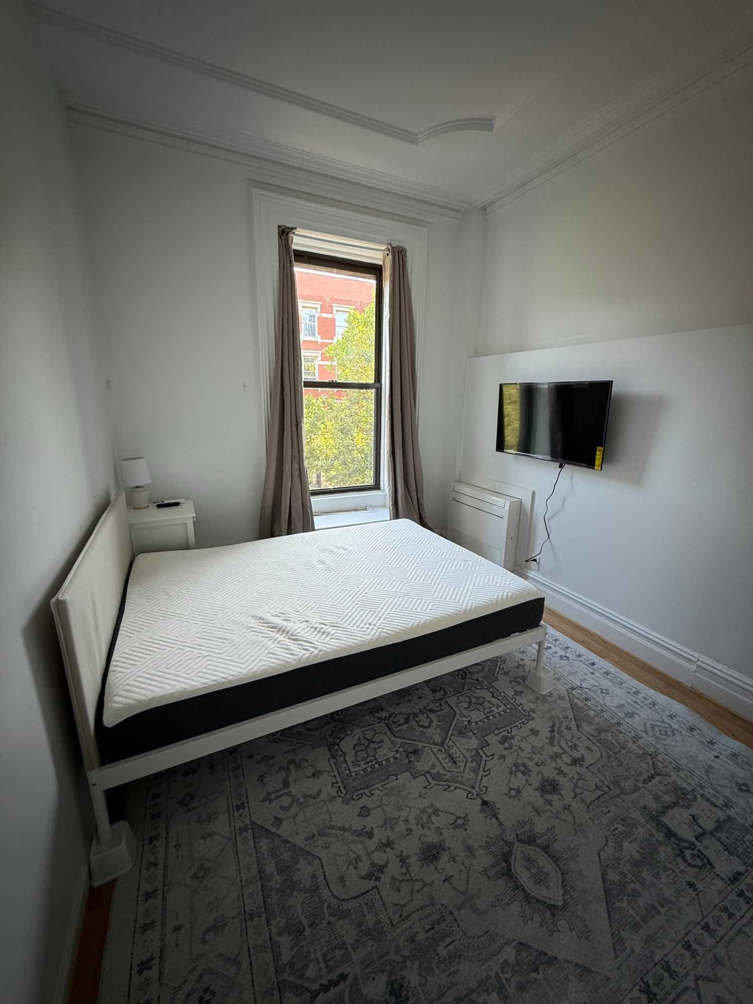 Private, furnished room with great natural light available August-December in 2 bedroom apartment on 2nd floor in Greenpoint, Brooklyn, between Kent St and Manhattan Ave.
Amenities include washer/dryer in unit, AC, dishwasher, and apartment furnishings.
Apartment is close to the Greenpoint G stop, ferries, and various buses.