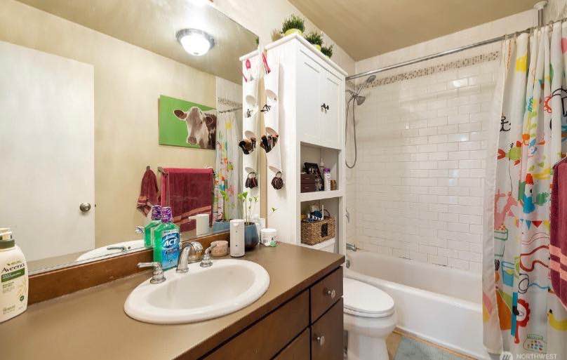 Spacious Room for Rent in a 2 Bed/2 Bath Apartment
Looking for a responsible and friendly roommate to share my comfortable 2-bedroom, 2-bathroom apartment. You’ll have your own private bedroom and bathroom for added privacy.