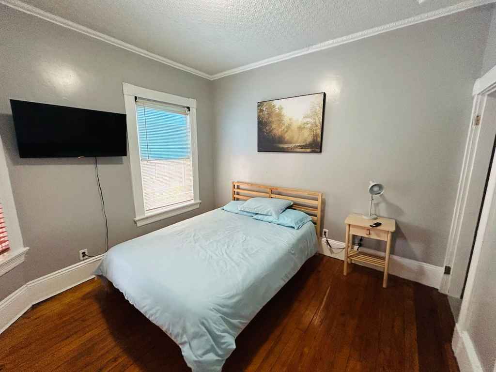 2411 Spacious room in Federal Hill near Downtown
Nice spacious room located in a very convenient location in Federal Hill, a couple minute walk from restaurants and coffee shops, 4 minutes to Downtown.
There is an electronic lock on the room door for privacy. The room comes with a private refrigerator, smart TV, and free parking is available.
Please note that the rooms have shared bathrooms. While these bathrooms are cleaned regularly, they may not be 100% spotless at all times due to use by multiple guests.