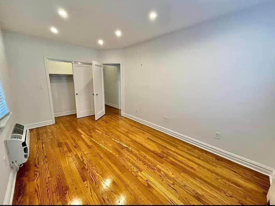 I have a spacious one-bedroom apartment available for rent in a clean, quiet neighborhood. The studio unit features hardwood floors, air conditioning, ample closet space, a stove, refrigerator, washer, and dryer. Utilities are not included. Kindly drop your cellphone number for more information or contact  (386-968-3990)