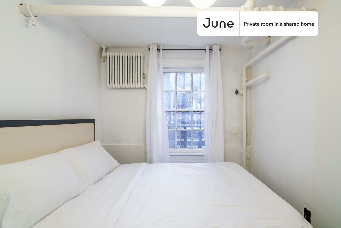 

PLEASE NOTE: This is a private room in a shared apartment. You will have your own bedroom and shared common areas (kitchen, bathroom, etc.) with other residents.

Full bedroom in a 5 bedroom / 1.5 bathroom apartment!

Check out 3D tour now:  https://jnhm.es/10p

This  Full room in Bedford-Stuyvesant  is available on a 12 month lease or a flexible short term (31 to 364 days) lease. You pick your custom start and end date. Monthly rent rate is determined by furnishing preference, move-in date and move-out date. Speak to a June representative for recommendations on the best stay duration for the lowest rate, and learn more about this home on the June website:  https://jnhm.es/5Rx

Amenities of this home:   Furnished Common Areas,    Wi-Fi - Paid separately (High-Speed),    Guarantors Allowed,       32-inch Flat-Screen TV,       Hardwood Flooring,    Microwave,    Oven,    Refrigerator,   also, this unit is conveniently located, several local parks, restaurants and bars are just minutes away.

About June Homes: Welcome to the easiest rental experience of your life. Rent furnished or unfurnished apartments on a 12 month lease or a flexible short term (31 to 364 days). As a resident, you’ll have access to 24/7 support and monthly cleanings of the home’s shared spaces. Sign up now to apply online for your next home with June: https://jnhm.es/sign-roomi

Brokers welcome! Contact us for more details.

Interested? Use this listing ID when speaking to June team:  #909 D