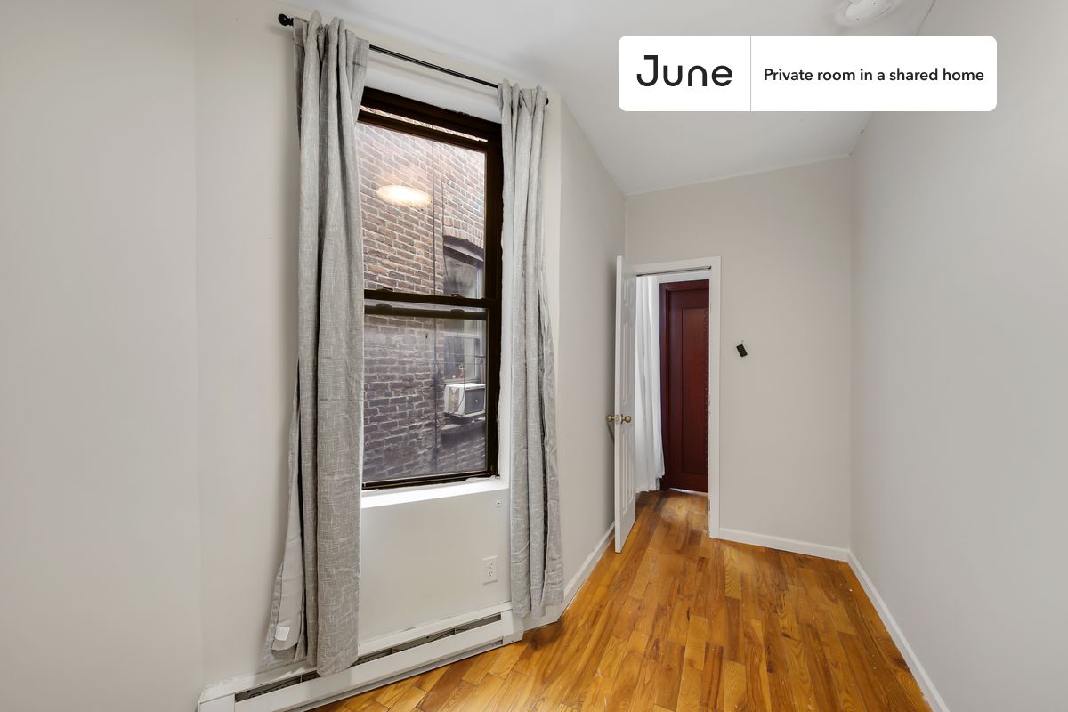 

PLEASE NOTE: This is a private room in a shared apartment. You will have your own bedroom and shared common areas (kitchen, bathroom, etc.) with other residents.

Twin bedroom in a 3 bedroom / 1 bathroom apartment!

Check out 3D tour now:  https://jnhm.es/Xk

This  Twin room in Upper West Side  is available on a 12 month lease or a flexible short term (31 to 364 days) lease. You pick your custom start and end date. Monthly rent rate is determined by furnishing preference, move-in date and move-out date. Speak to a June representative for recommendations on the best stay duration for the lowest rate, and learn more about this home on the June website:  https://jnhm.es/5Mw

Amenities of this home:   Dishwasher,    Furnished Common Areas,    Wi-Fi - Paid separately (High-Speed),    Guarantors Allowed,          Street parking - City permit required,    Laundry in home (free),    Wall-Mounted TV,    Hardwood Flooring,    Microwave,    Oven,    Refrigerator,   also, this unit is conveniently located, several local parks, restaurants and bars are just minutes away.

About June Homes: Welcome to the easiest rental experience of your life. Rent furnished or unfurnished apartments on a 12 month lease or a flexible short term (31 to 364 days). As a resident, you’ll have access to 24/7 support and monthly cleanings of the home’s shared spaces. Sign up now to apply online for your next home with June: https://jnhm.es/sign-roomi

Brokers welcome! Contact us for more details.

Interested? Use this listing ID when speaking to June team:  #790 C