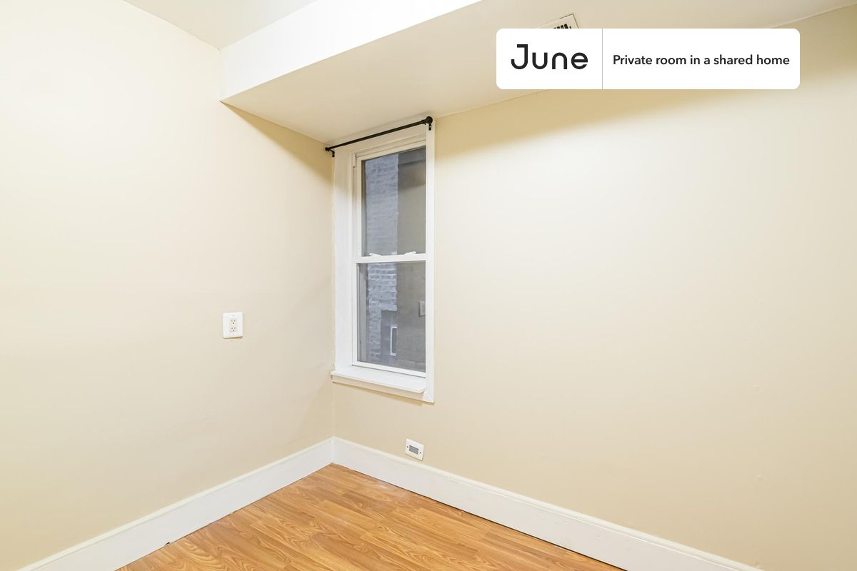 

PLEASE NOTE: This is a private room in a shared apartment. You will have your own bedroom and shared common areas (kitchen, bathroom, etc.) with other residents.

Full bedroom in a 3 bedroom / 1 bathroom apartment!

Check out 3D tour now:  https://jnhm.es/89L

This  Full room in West Town  is available on a 12 month lease or a flexible short term (31 to 364 days) lease. You pick your custom start and end date. Monthly rent rate is determined by furnishing preference, move-in date and move-out date. Speak to a June representative for recommendations on the best stay duration for the lowest rate, and learn more about this home on the June website:  https://jnhm.es/6iP

Amenities of this home:   Furnished Common Areas,    Wi-Fi - Paid separately (High-Speed),    Guarantors Allowed,       32-inch Flat-Screen TV,    Dine in kitchen,    Street parking - City permit required,    Laundry - Paid separately (in building),       Living area,    Hardwood Flooring,    Microwave,    Oven,    Refrigerator,   also, this unit is conveniently located, several local parks, restaurants and bars are just minutes away.

About June Homes: Welcome to the easiest rental experience of your life. Rent furnished or unfurnished apartments on a 12 month lease or a flexible short term (31 to 364 days). As a resident, you’ll have access to 24/7 support and monthly cleanings of the home’s shared spaces. Sign up now to apply online for your next home with June: https://jnhm.es/sign-roomi

Brokers welcome! Contact us for more details.

Interested? Kindly note that the minimum stay duration would be 32 days. 

Use this listing ID when speaking to June team:  #1468 B